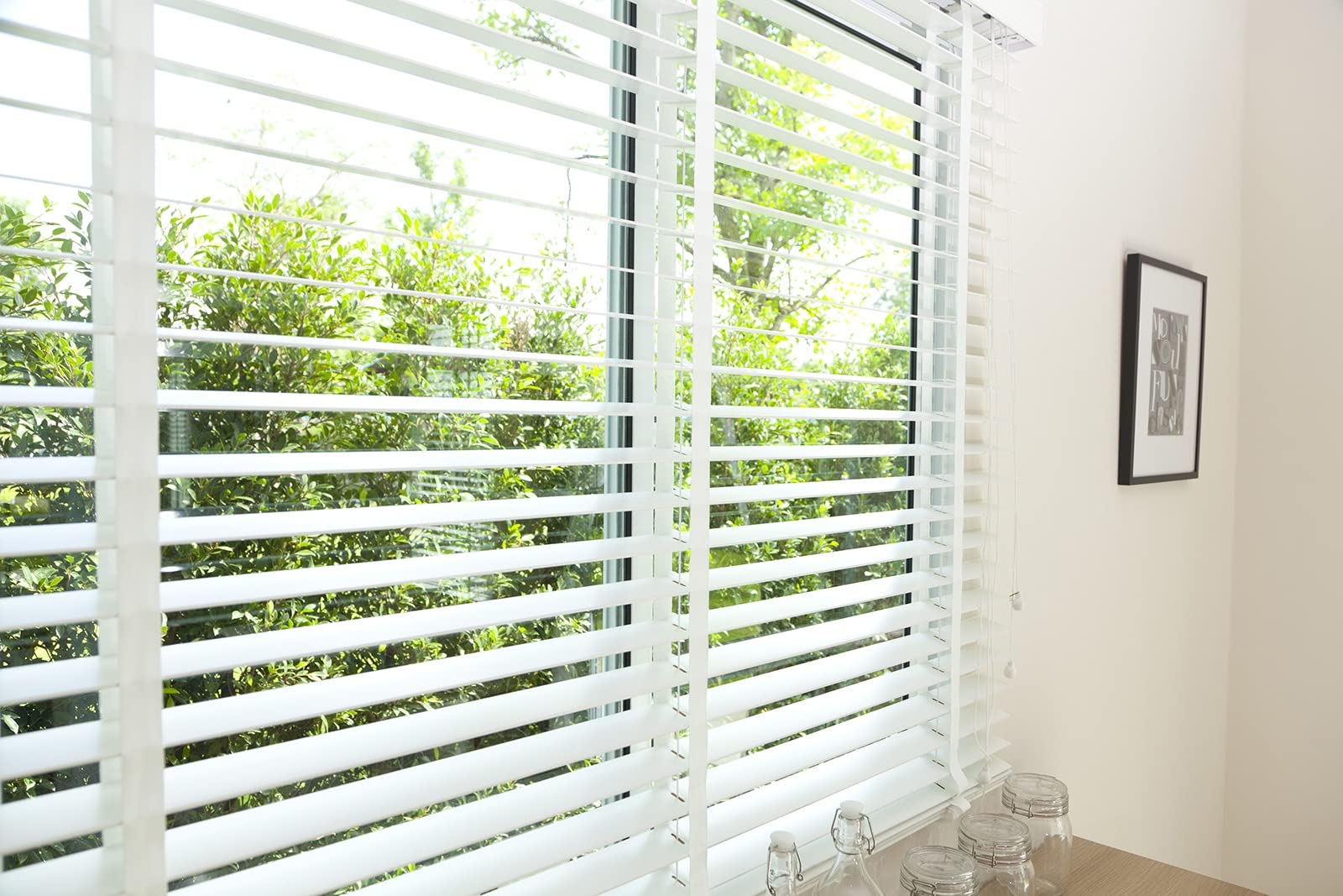 Weiße Holzjalousien, 160 x 240 cm, horizontale Fensterblenden für Zuhause/Büro, 50 mm Lamellen und Bänder, ideal für Privatsphäre und Lichtkontrolle, stilvolle Fensterbehandlung