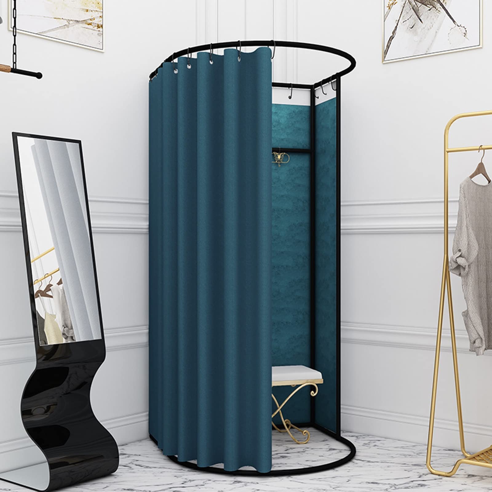 Cabine d'essayage de magasin de vêtements pour optimiser l'espace restreint