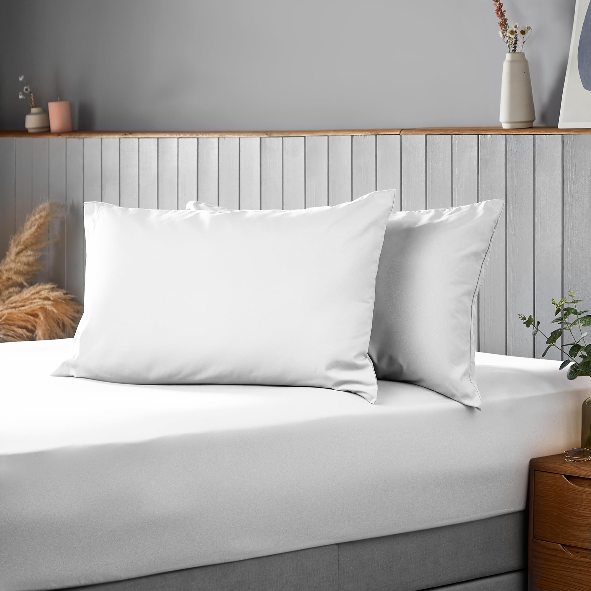 Silentnight White Supersoft Pillowcase Pair - Cosy & Comfortable Delicate Smooth Touch - Easy Care Microfibre - Stylish & Modern Bed Pillow Case Protector 2 Pack, Retain Shape & Colour,