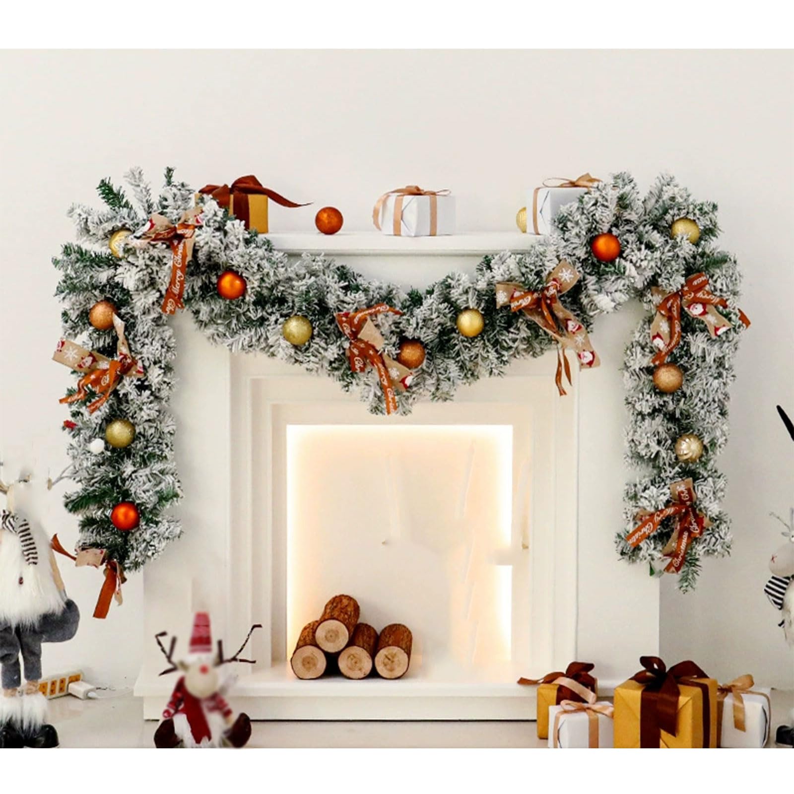 Guirlande Noël suspendre sur porte d'entrée et intérieur chaleureux
