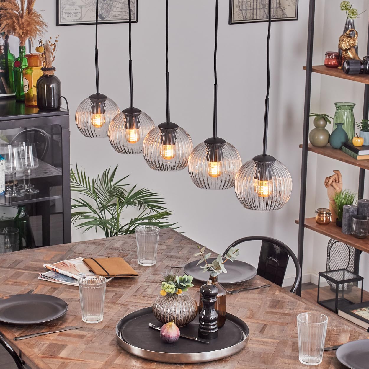 Pendelleuchte Koyoto, Hängeleuchte aus Metall/Riffelglas in Schwarz/Klar, Leuchte im modernen Retro/Vintage-Design mit Schirmen aus Glas (Ø 15 cm), Höhe max. 135 cm, 5 x E27, ohne Leuchtmittel