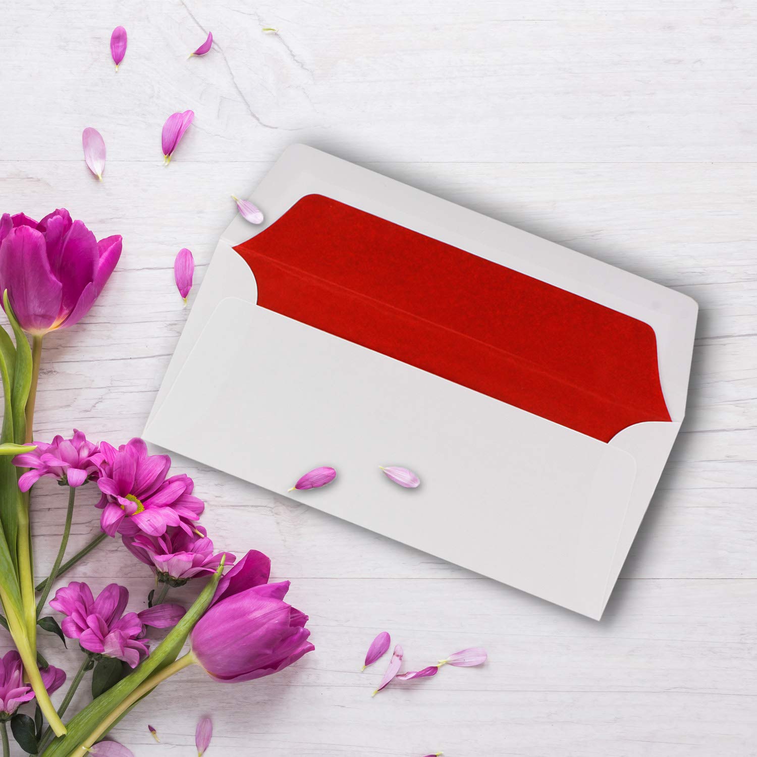 250 Briefumschläge Weiß - DIN Lang - gefüttert mit rotem Seidenpapier - 22 x 11 cm - Nassklebung, gerade Klappe - Ideal für Einladungen und Grüße zu Geburtstag und Weihnachten