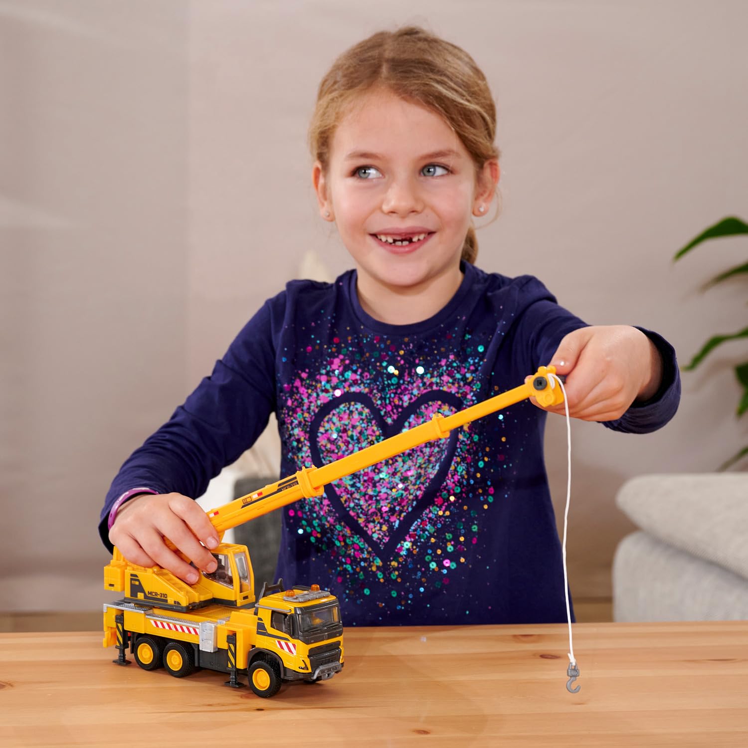 Majorette Wózek dźwigowy Volvo FMX Truck Crane (22 cm) – duży pojazd budowlany z wysuwanym ramieniem dźwigowym, wciągarką linową, wolnym biegiem i gumowymi oponami, zabawka dla dzieci od 3 lat
