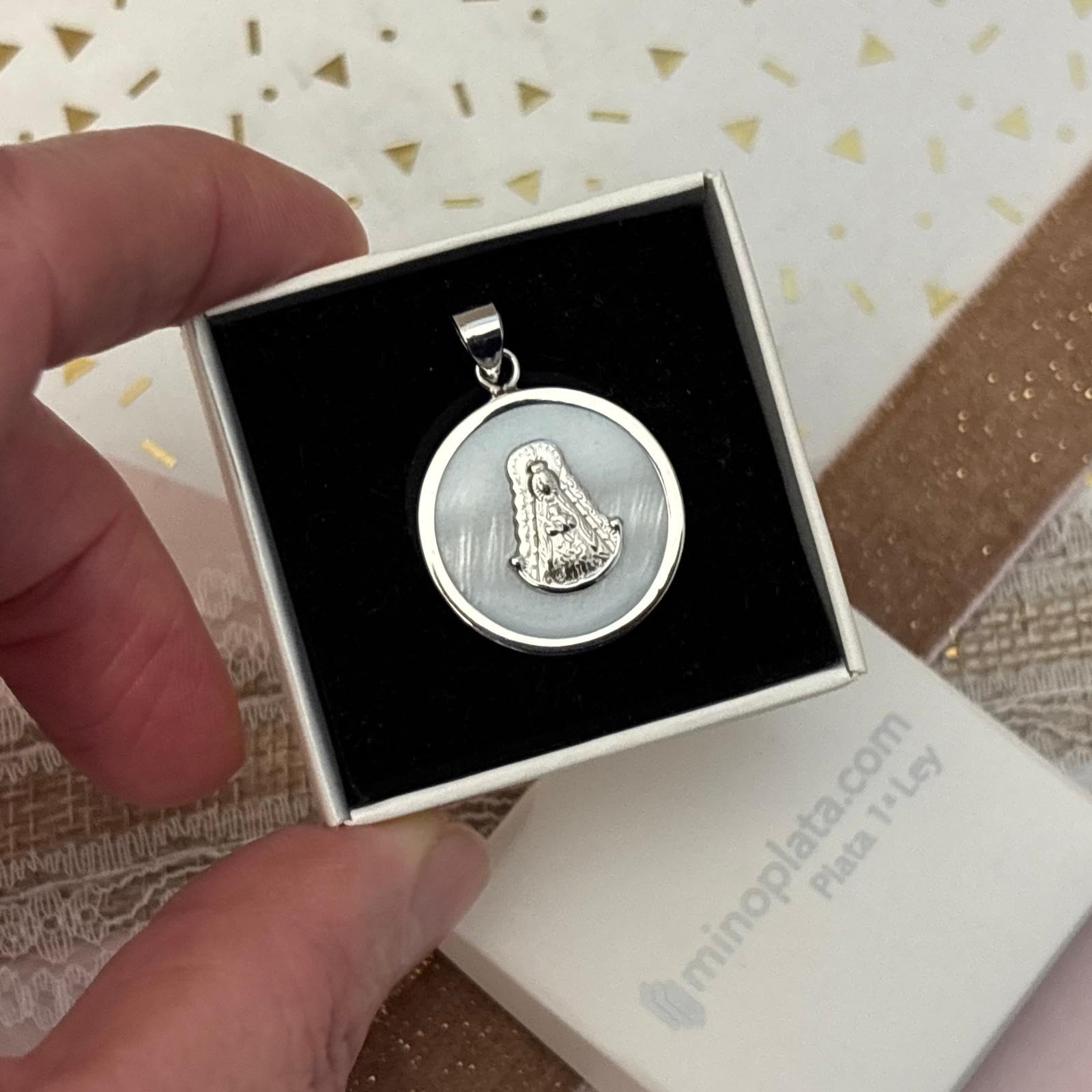 Medalla Virgen del Rocío, Plata de Ley 925 con Nácar Blanco, 20mm, Diseño Redondo, Acabado Rodio, Estilo Religioso, Unisex