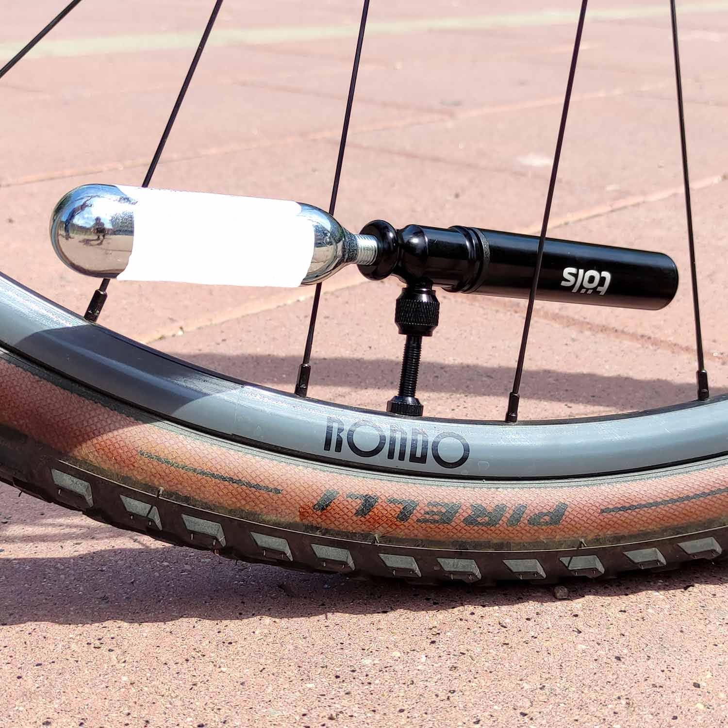 TÖLS Mini-Fahrradpumpe Aina, 132 ml, 80 PSI, Fahrrad-Reparaturset, inklusive Fahrradhalterung, tragbarer Luftpumpe für MTB, E-Bike und Rennrad, manuelle Steuerung oder CO2-Luftkompressor, Schwarz