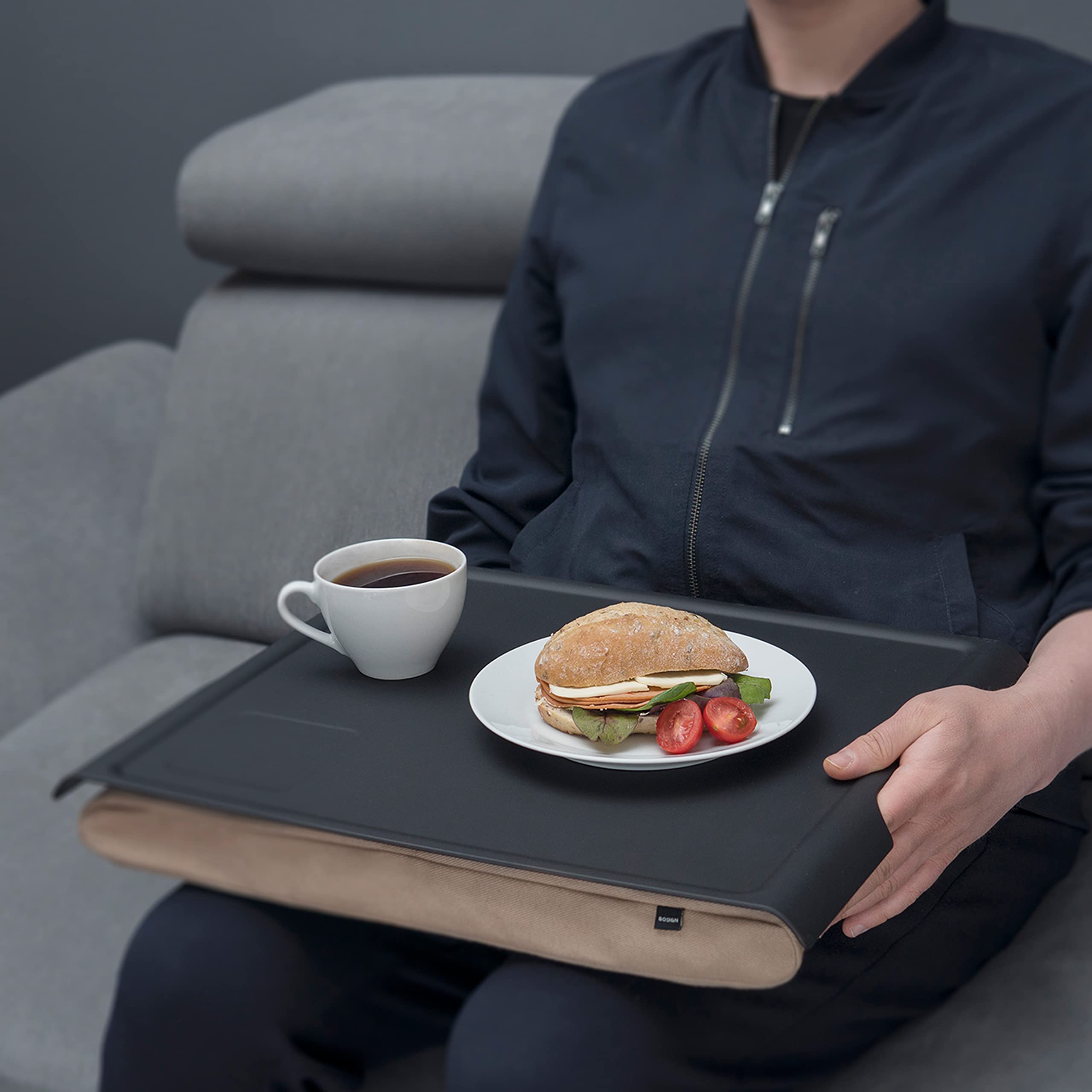 Knietablett Laptray mit Sitzsack-Kissen für Laptop, Frühstück. Rutschfestes Tablett. Abnehmbarer und waschbarer Kissenbezug. Schwarzes Tablett. Braunes Kissen. Groß - 46 x 38 x 6,5 cm