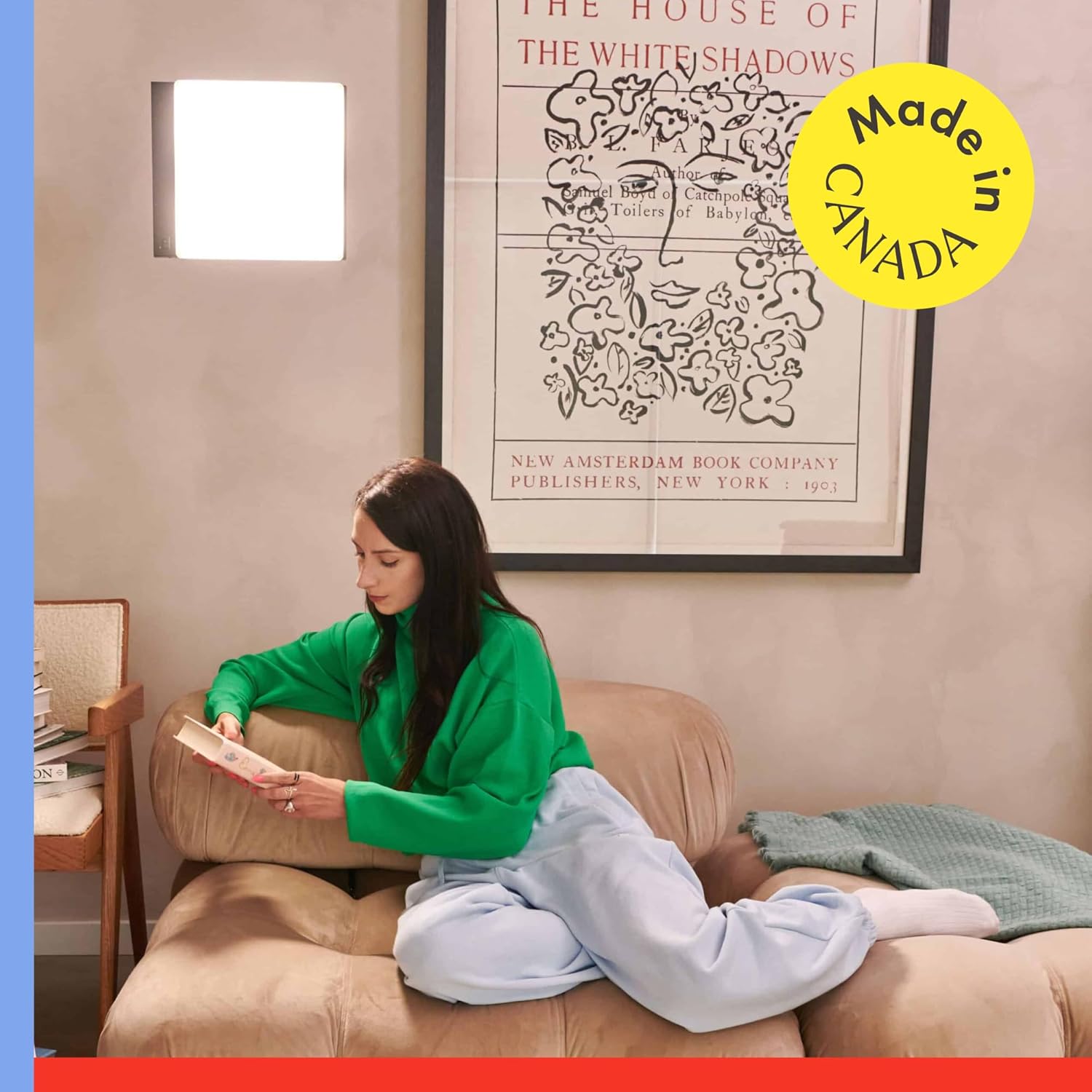 నార్తర్న్ లైట్ టెక్నాలజీస్ లైట్అప్ l తో పుస్తకం చదువుతున్న స్త్రీamp నేపథ్యంలో గోడకు అమర్చబడింది