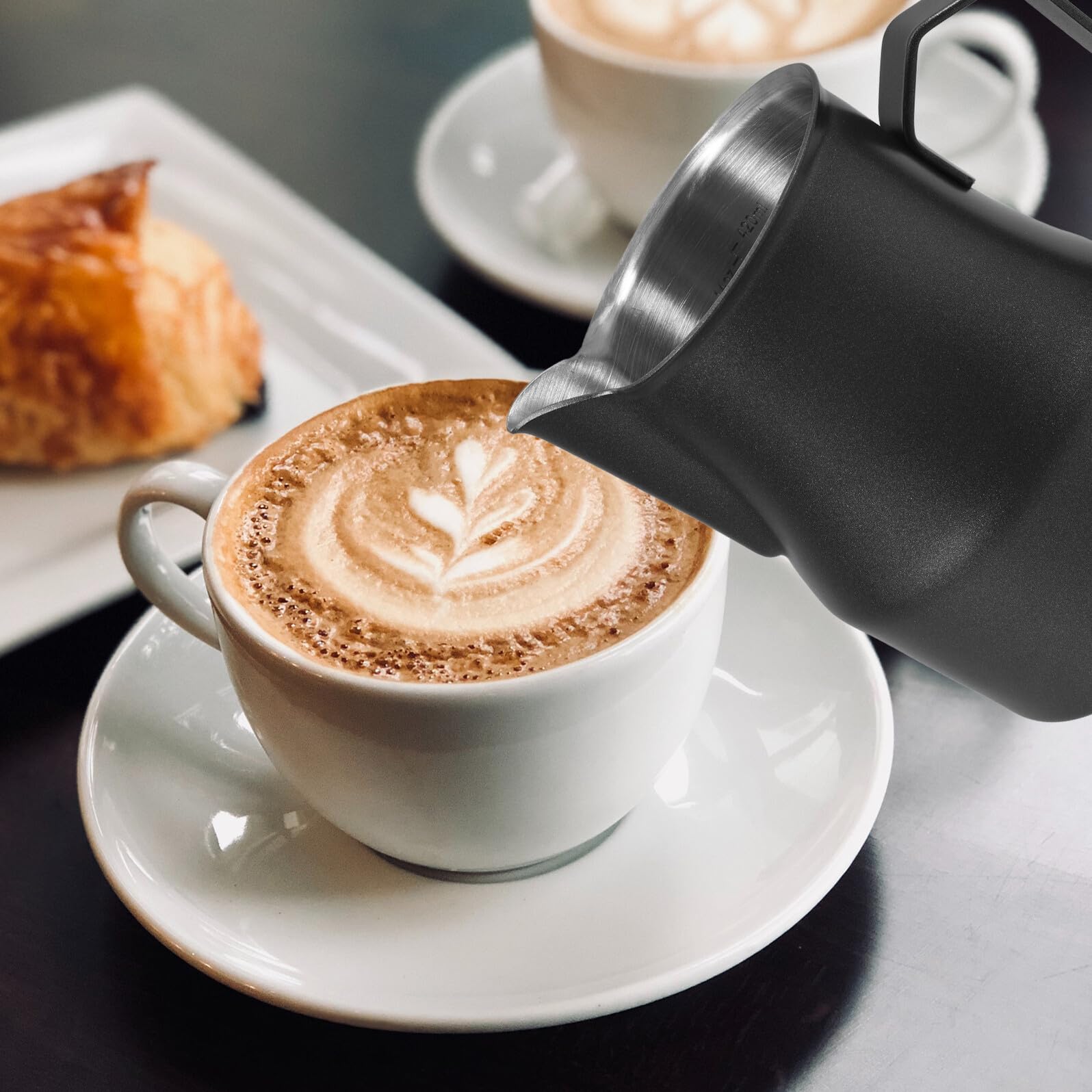 Jarra y 480ml Inoxidable Espumar Leche Acero para Diseño Elegante Vertido Precisión para Uso Profesional y Comercial en Cafeterías