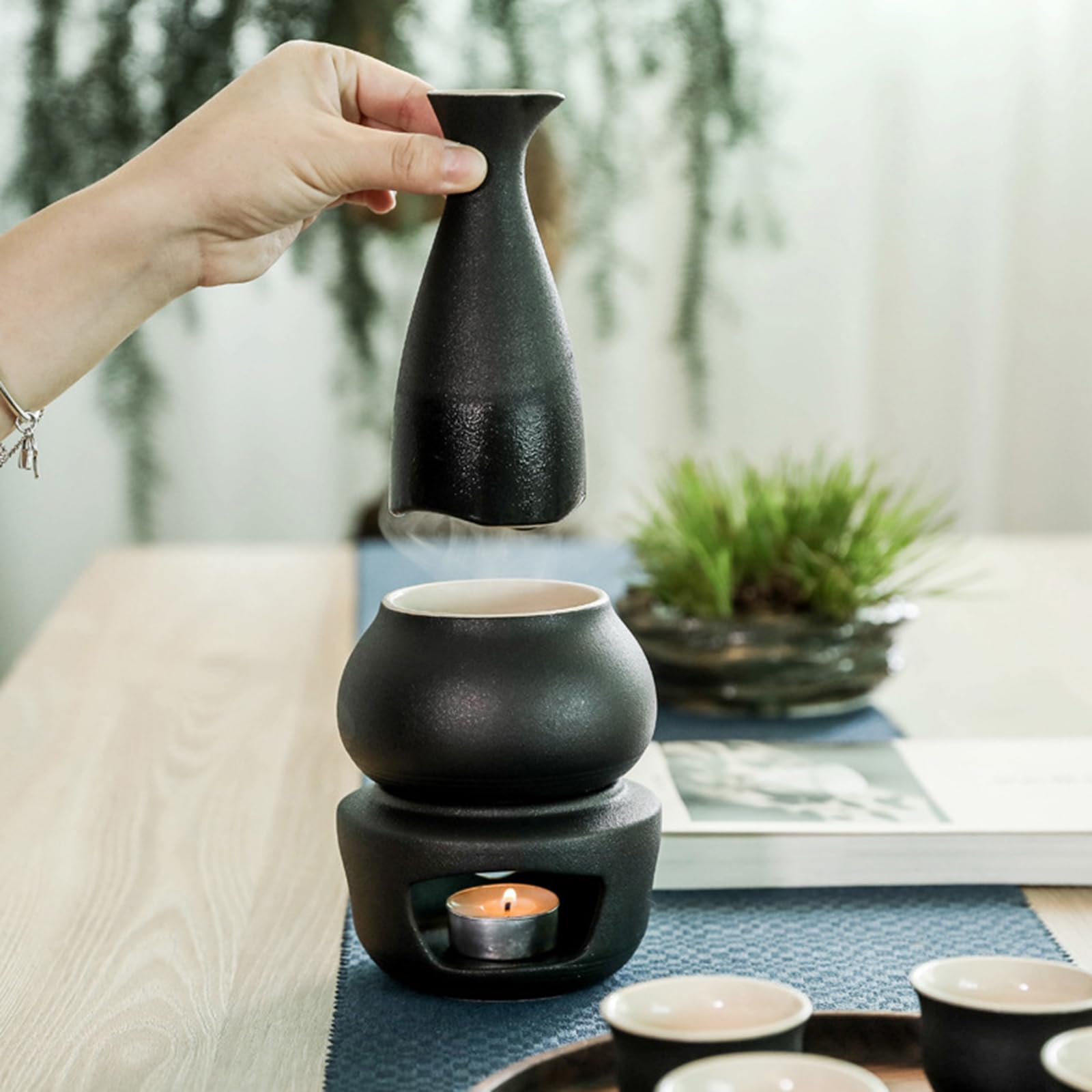 elegante japanische Sake Flaschen Set enthält eine Karaffe, einen Warmhalteofen, eine Schüssel und passende Tassen für traditionelles Trinken und den Heimgebrauch Sake Wärmer Set aus Keramik