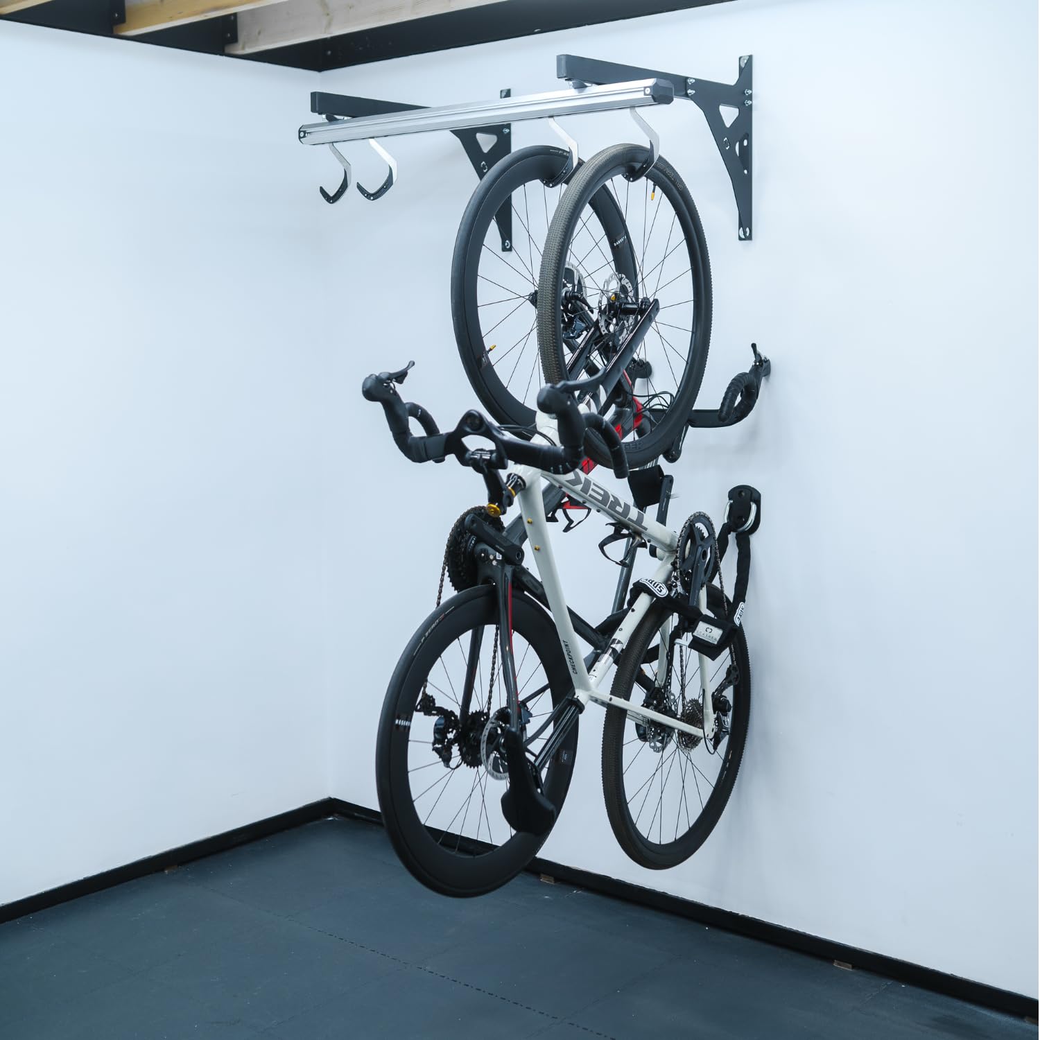 Spacerail Système de rangement mural coulissant pour vélos - Support mural pour 4 vélos - Crochets rotatifs à 360 degrés avec verrouillage automatique - Système de rangement peu encombrant -