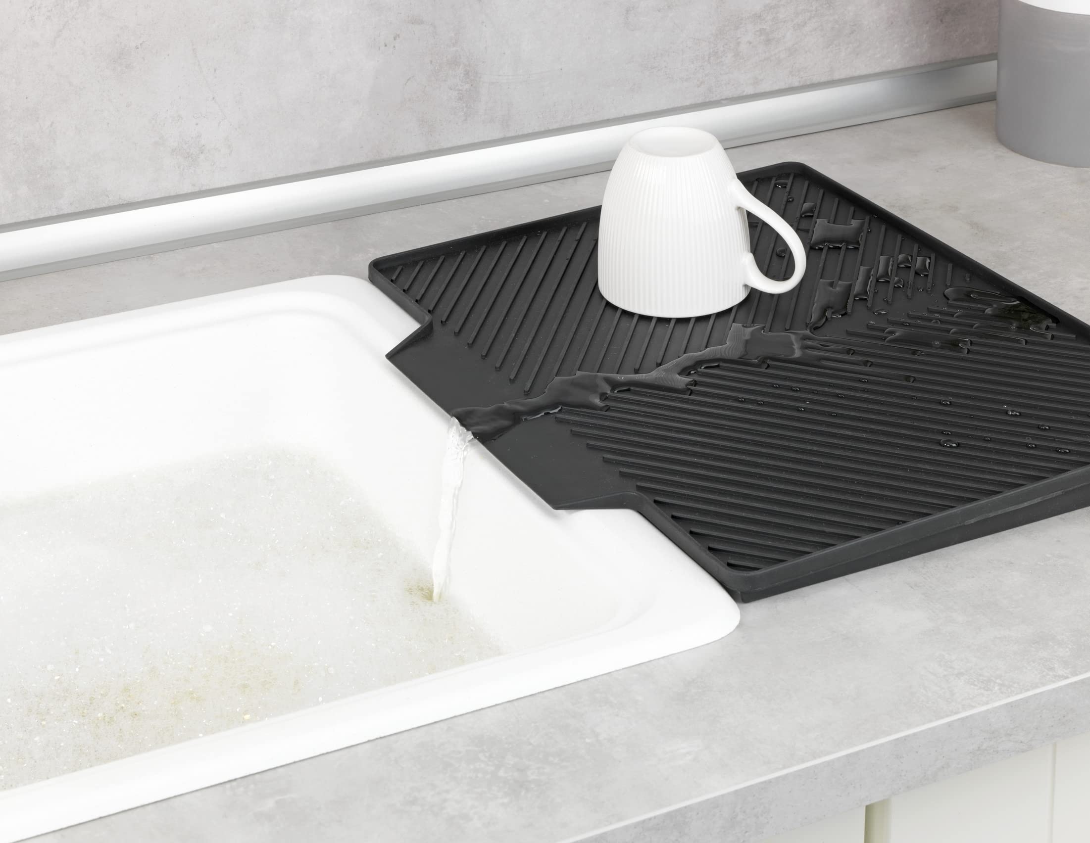 WENKO Tappetino Scolapiatti Nelia Con Griglia, Superficie Inclinata per Deflusso Ottimale Dell'acqua, in Plastica e Metallo, (L x A x P): 34 x 24 x 40 cm, Nero