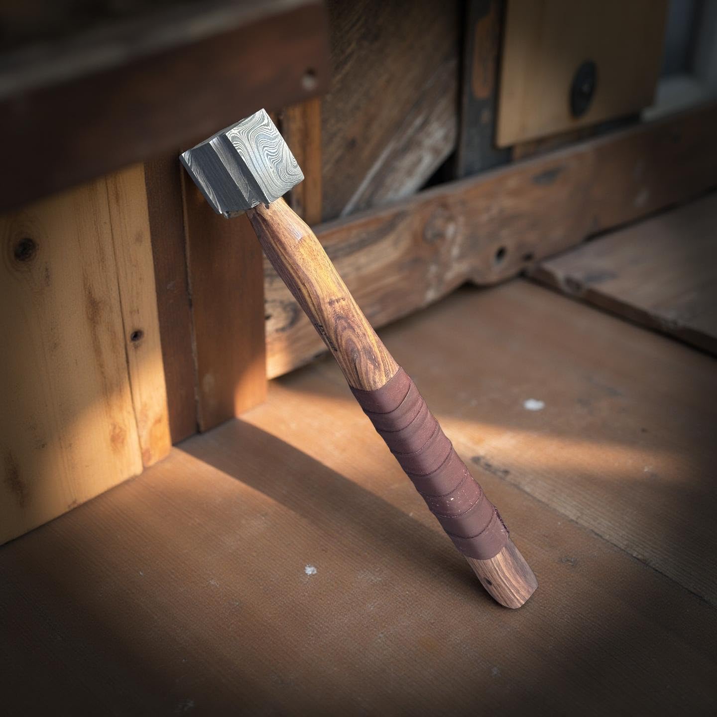 Martillo de acero de Damasco hecho a mano, mango de madera, agarre de cuero, herrero, 22 0z, acero plegado totalmente funcional con capas verdaderas,