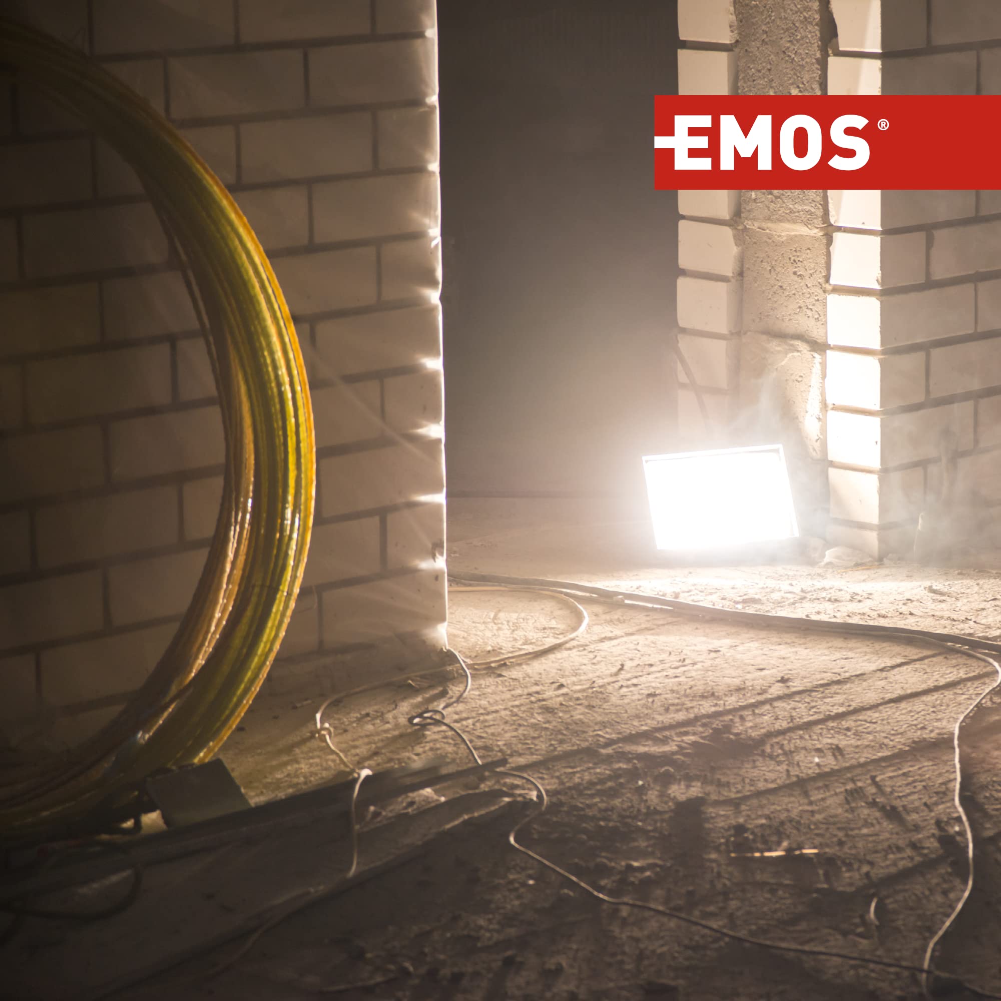 EMOS LED Strahler Profi 100W, wasserdichtes und stoßfestes Alu Flutlicht für Innen und Außen, Helligkeit 11000lm, Neutralweiß 4000K, CRI>80, Lebensdauer 50000h, Flacker-frei, 5 Jahre Garantie, Schwarz
