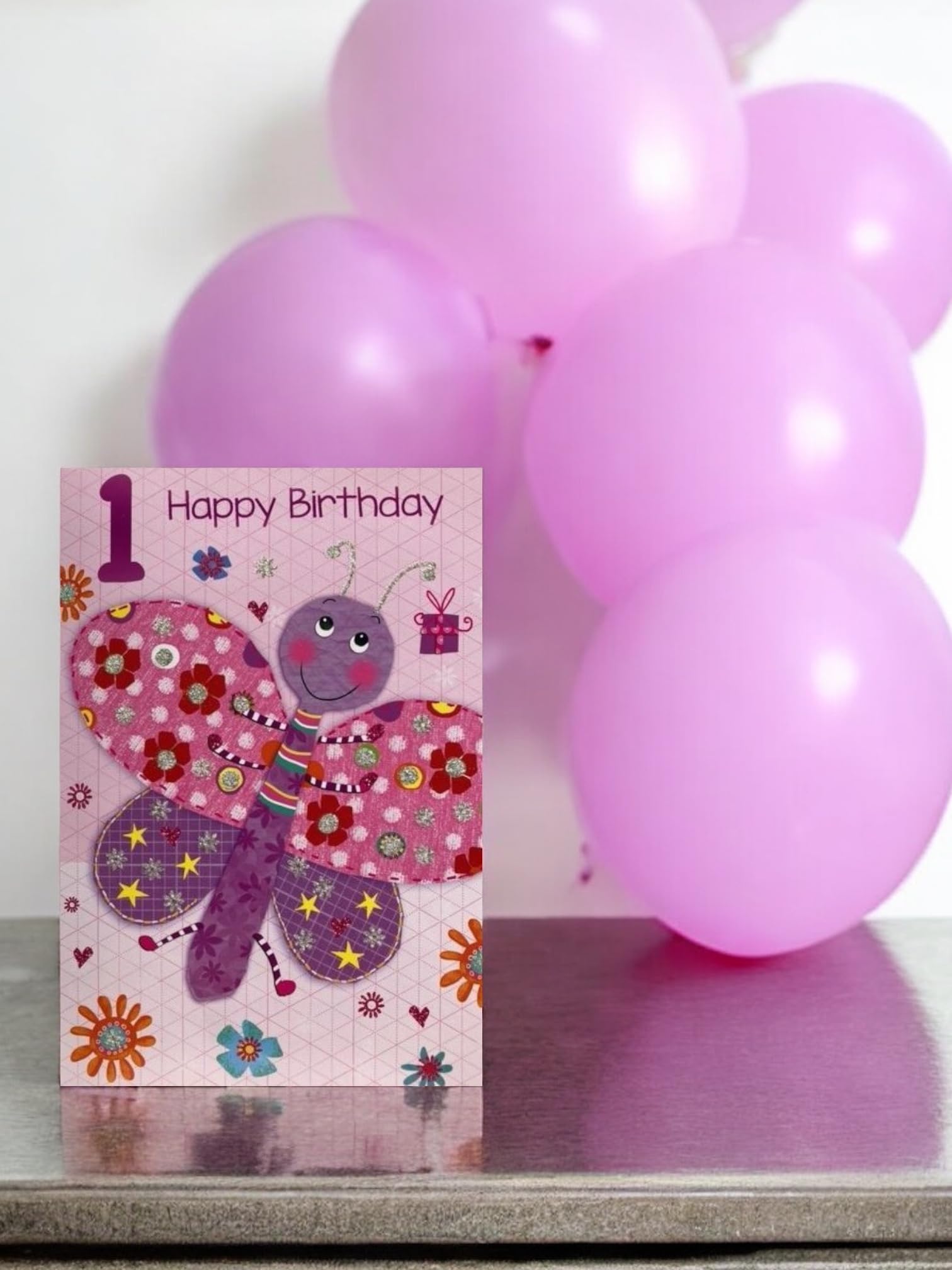 Twee Chocolademuffins, Een Verjaardagskaars Partij Voor Meisjes Kappen En Klatergoud Multi Colored Snoepjes Op Roze Achtergrond Image118812707