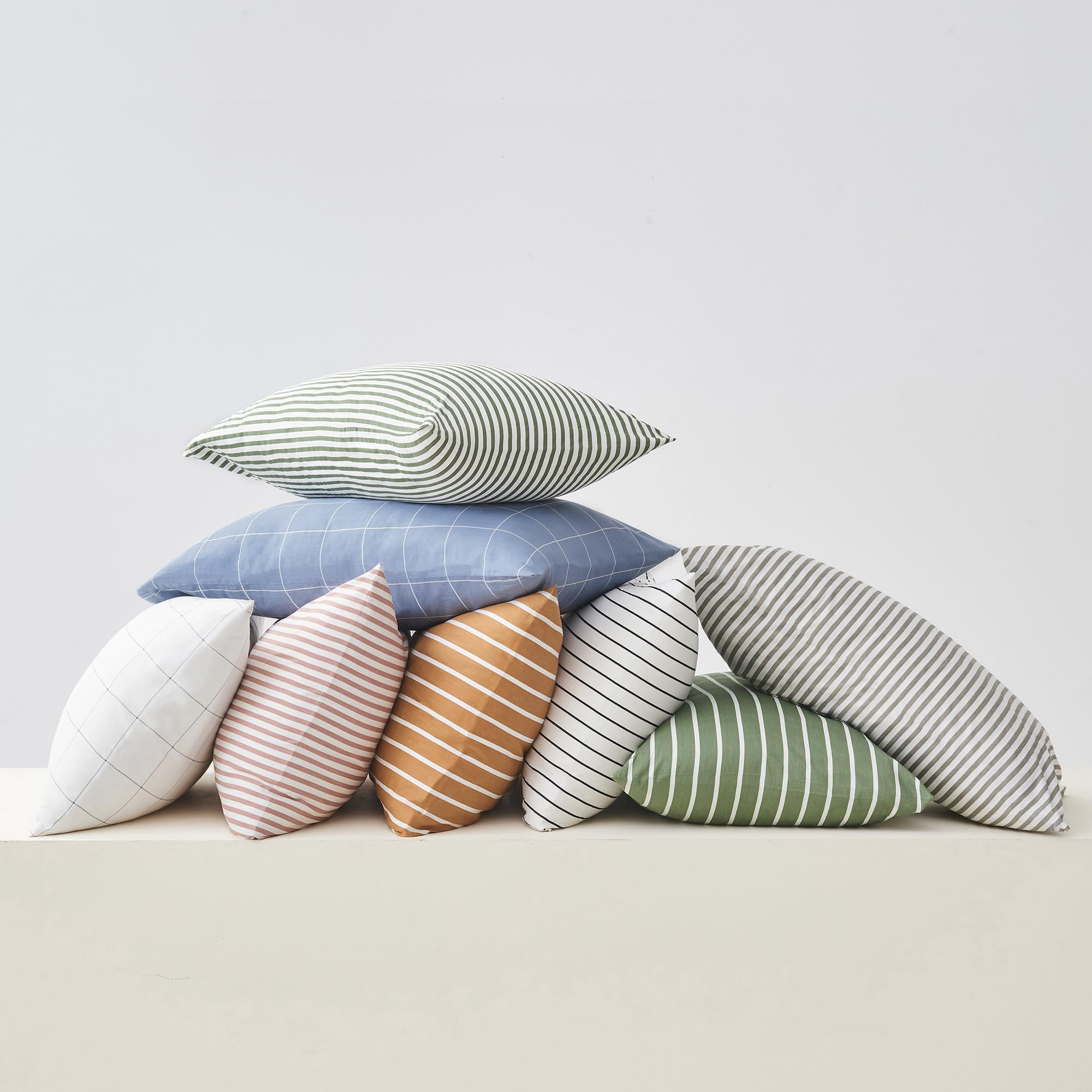 JELLYMONI Juego de 2 fundas de almohada de algodón 100% natural, diseño de rayas blancas y azules grisáceas, con cierre de sobre (almohadas no incluidas)
