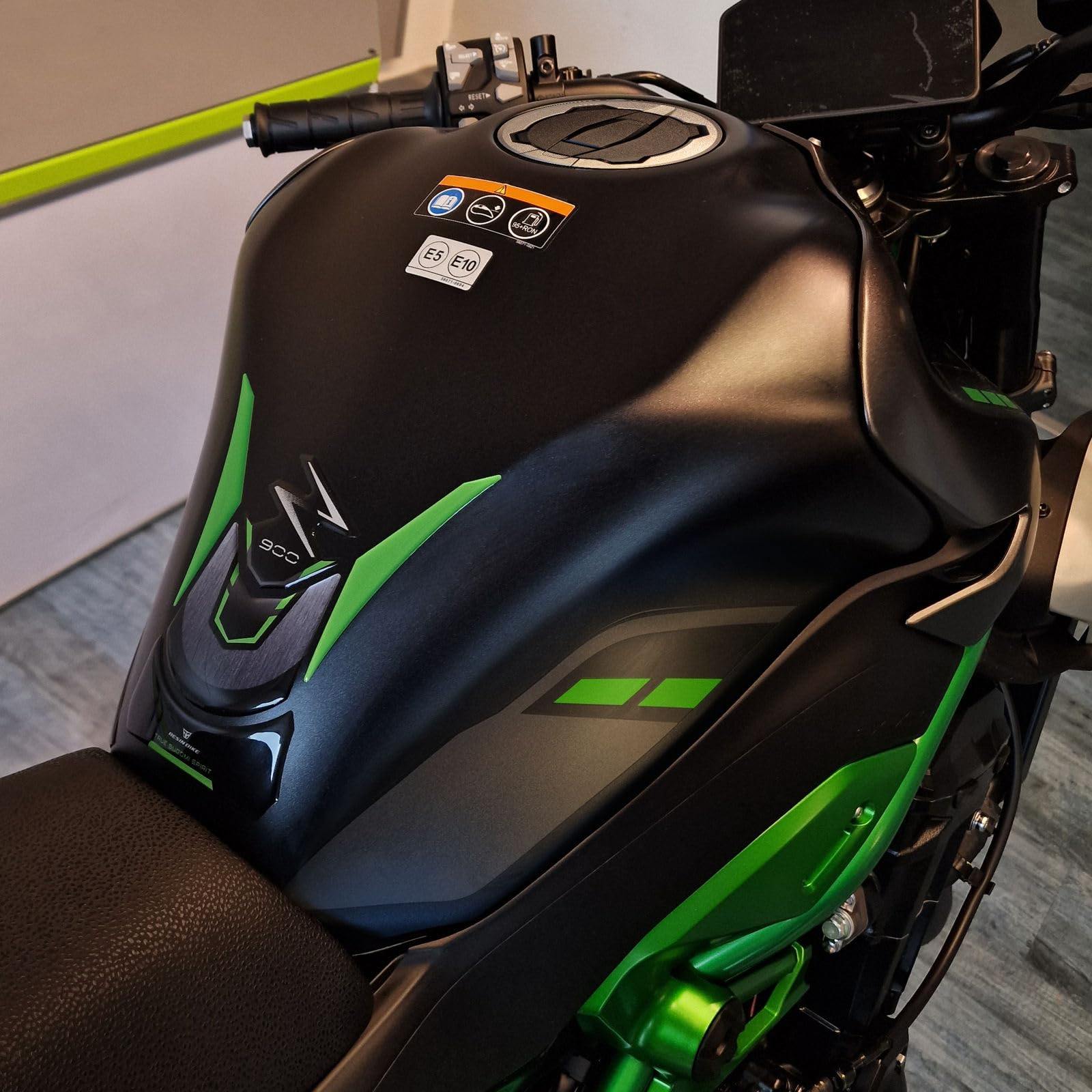 Resin Bike Autocollant Moto Compatibles avec Kawasaki Z900 - Z900 SE 2025-2026. Protection Grip de Réservoir Moto Contre Les Chocs et Les Éraflures. Autocollant 3D Résinés Made in Italy