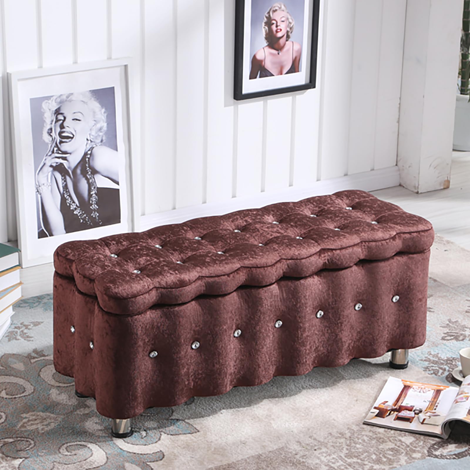Banc d'entrée repose-pieds en velours pour un salon chaleureux et ordonné