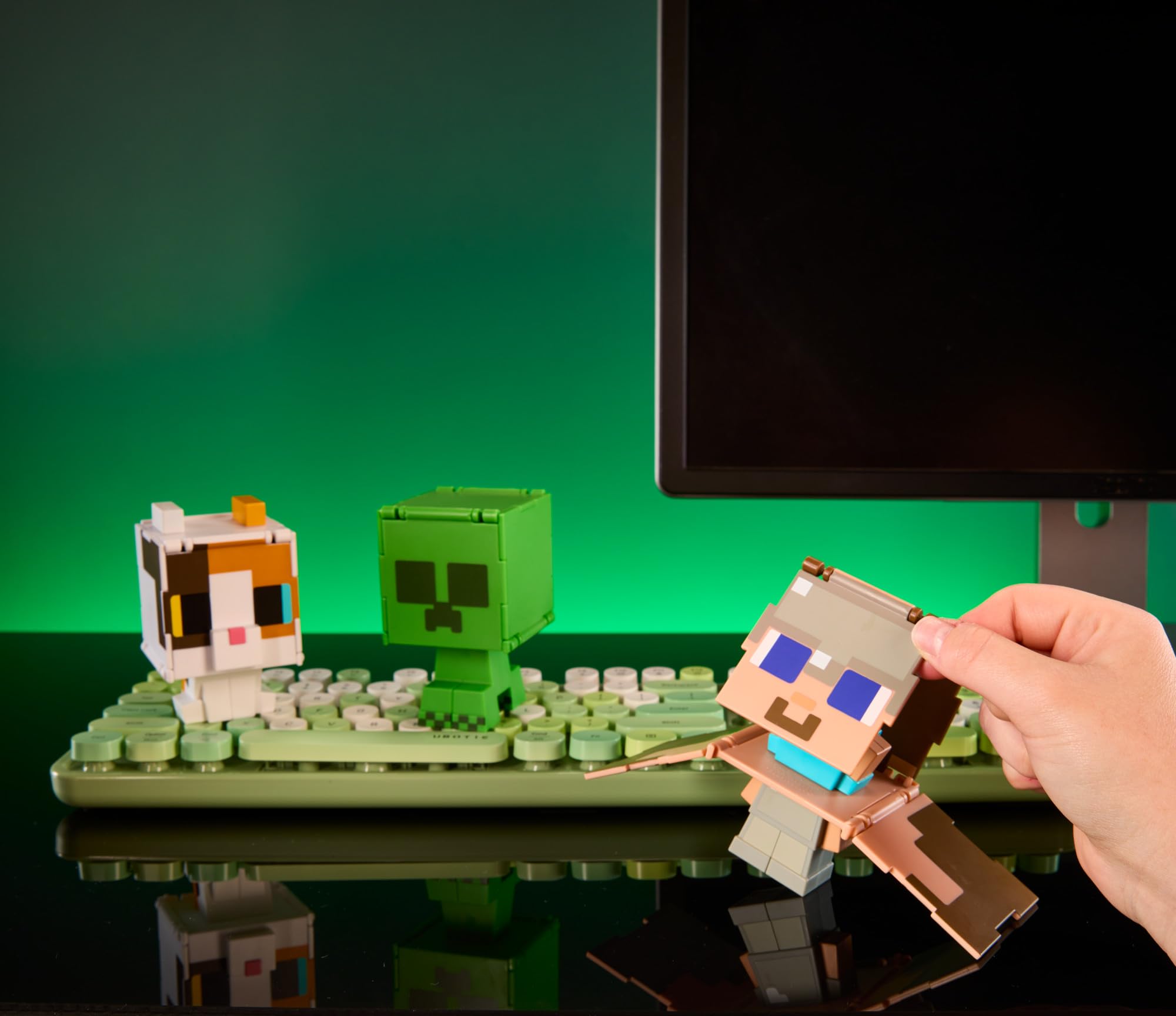 Mattel Minecraft - Flippin Figs Creeper + Creeper Caricato, personaggi 2 in 1 da 10 cm, action figures intercambiabili con design pixelato del videogioco, giocattolo per bambini, 6+ anni, HTL46