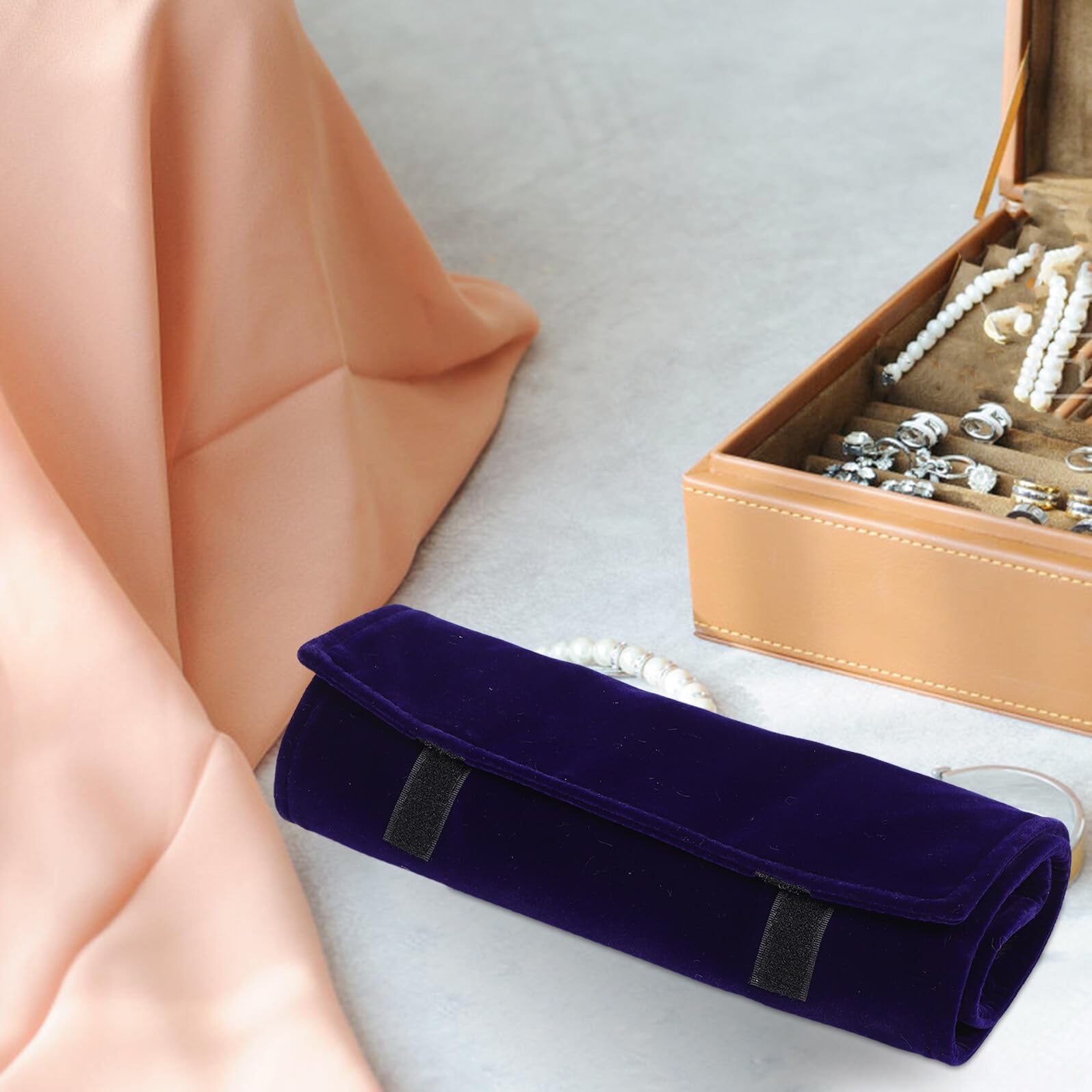 Estuche Enrollable para Joyas de Viaje Azul Oscuro, Organizador Portátil de Terciopelo Compartimentos para Collares y Pendientes, Compacto y Protector para Uso en Viajes