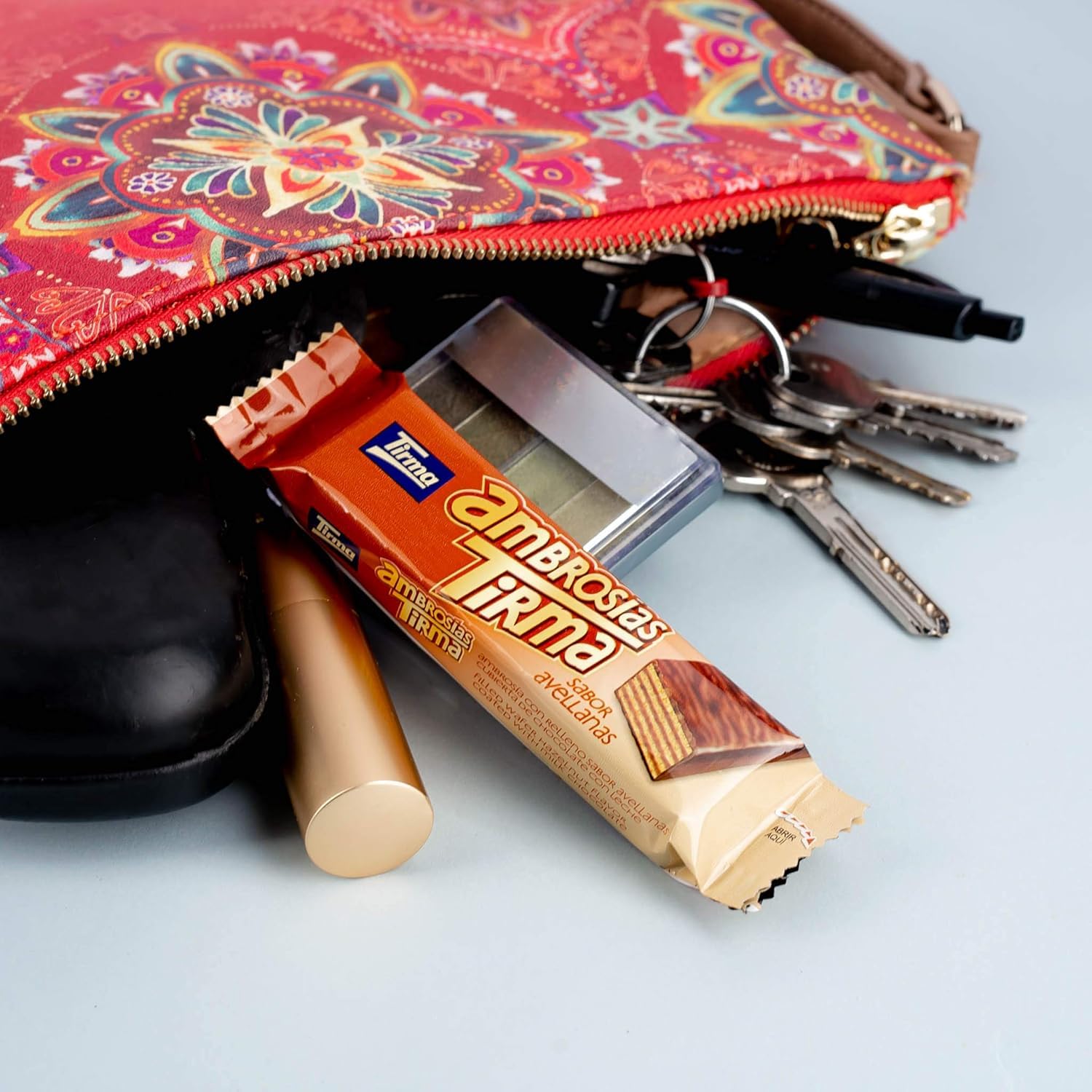 Tirma Ambrosía Chocolate con Leche y Avellanas | 4 Barritas Crujientes 86 g | Envasado Individual | Snack Vegetariano y Práctico para Llevar en Mochila o Merienda | Hecho en Canarias