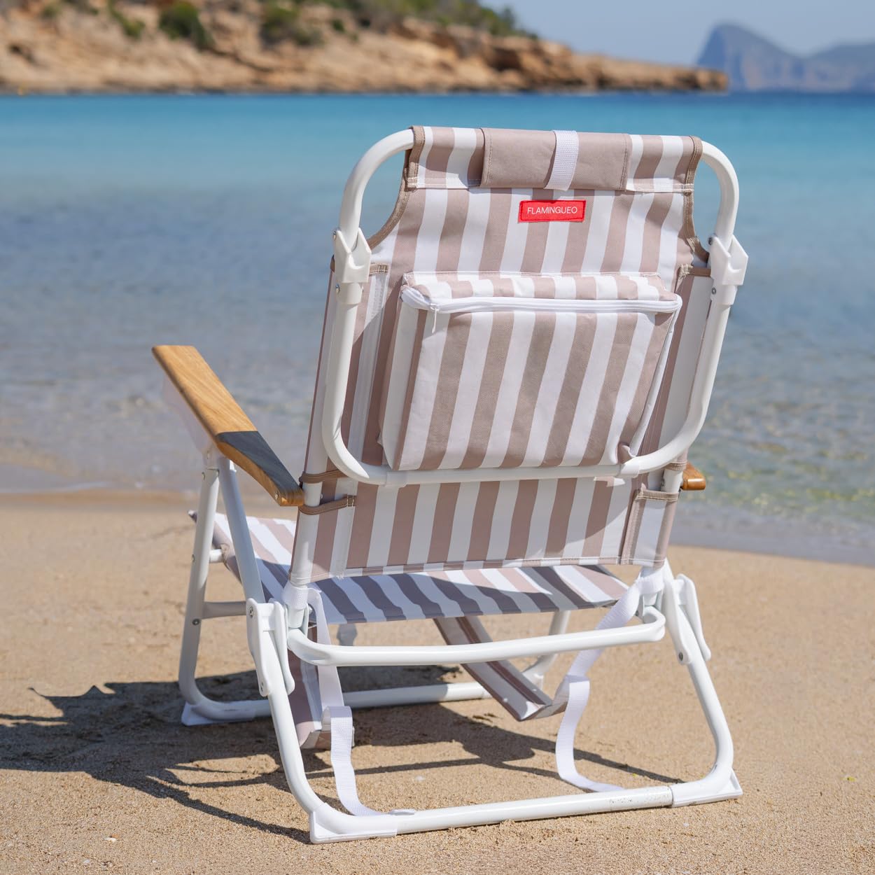 Flamingueo Chaise de Plage Pliante - 5 Positions d’Inclinaison - Poche Isotherme - Poche pour Mobile - Poignées Sac à Dos - Oreiller Ergonomique - Aluminium et Polyester - Beige