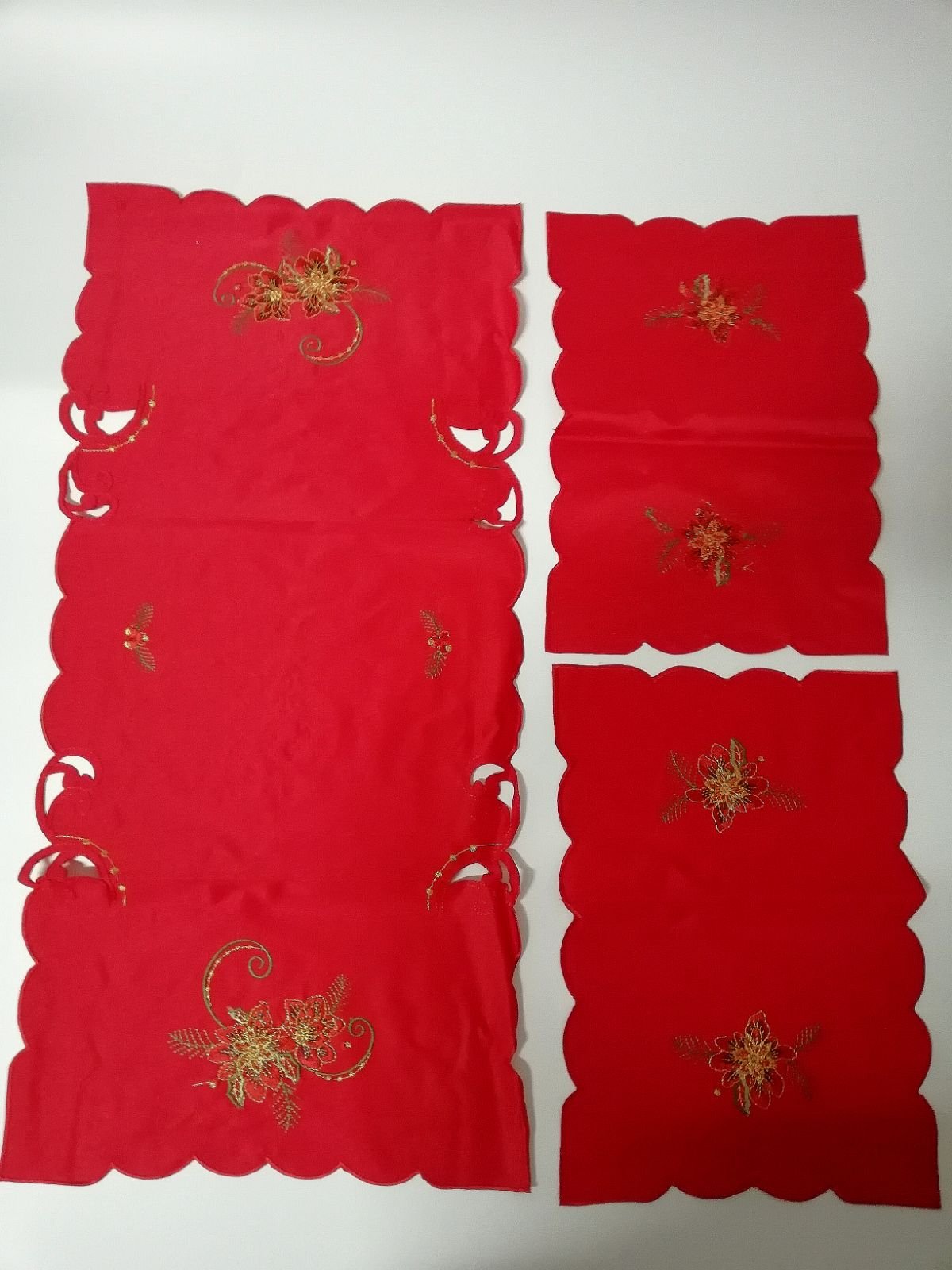 Set 4 Centrini Natalizi In Finto Lino - Motivo A Pois E Fiori Rossi, 45.7x30.5 Cm