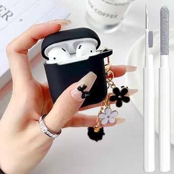 حافظة سوداء لطيفة لغطاء Airpods من الجيل الثاني/الأول للفتيات من النساء مع سلسلة مفاتيح Pom pom Flower ومجموعة أنظف، وسماعات هوائية ناعمة من السيليكون iPod 2nd/1st Gen غطاء واقي للبشرة لسماعات الهواء 2/1 جنرال، أسود