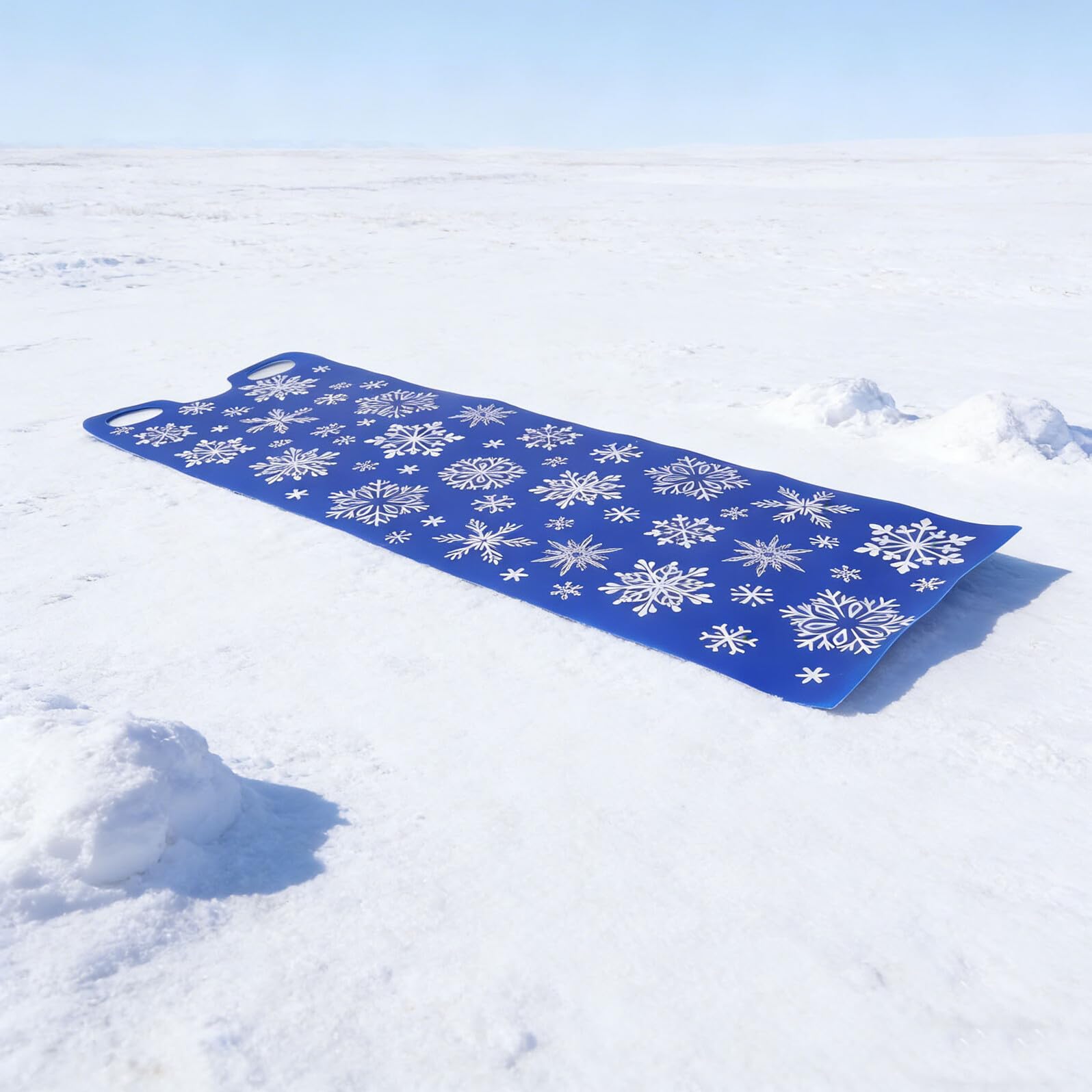 Trineo de Nieve Enrollable 137 Cm para Adultos, Tapete Portátil de Plástico Resistente al Frío con Asas, Diseño Azul con Copos de Nieve, Ligero y Flexible para Colinas