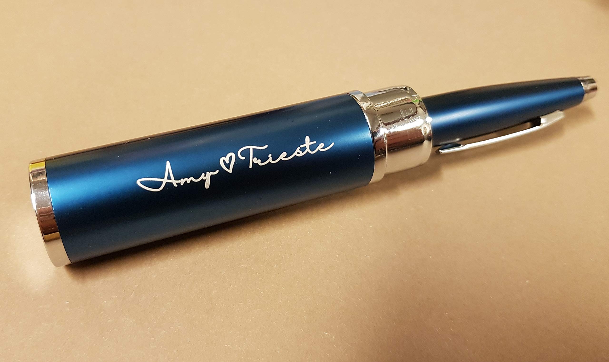 Penna a sfera con custodia cilindrica inclusa, PERSONALIZZABILI con INCISIONE. Disponibile in vari COLORI. Ideale per REGALI aziendali, di laurea, compleanno, natale, occasioni varie. (Blu)