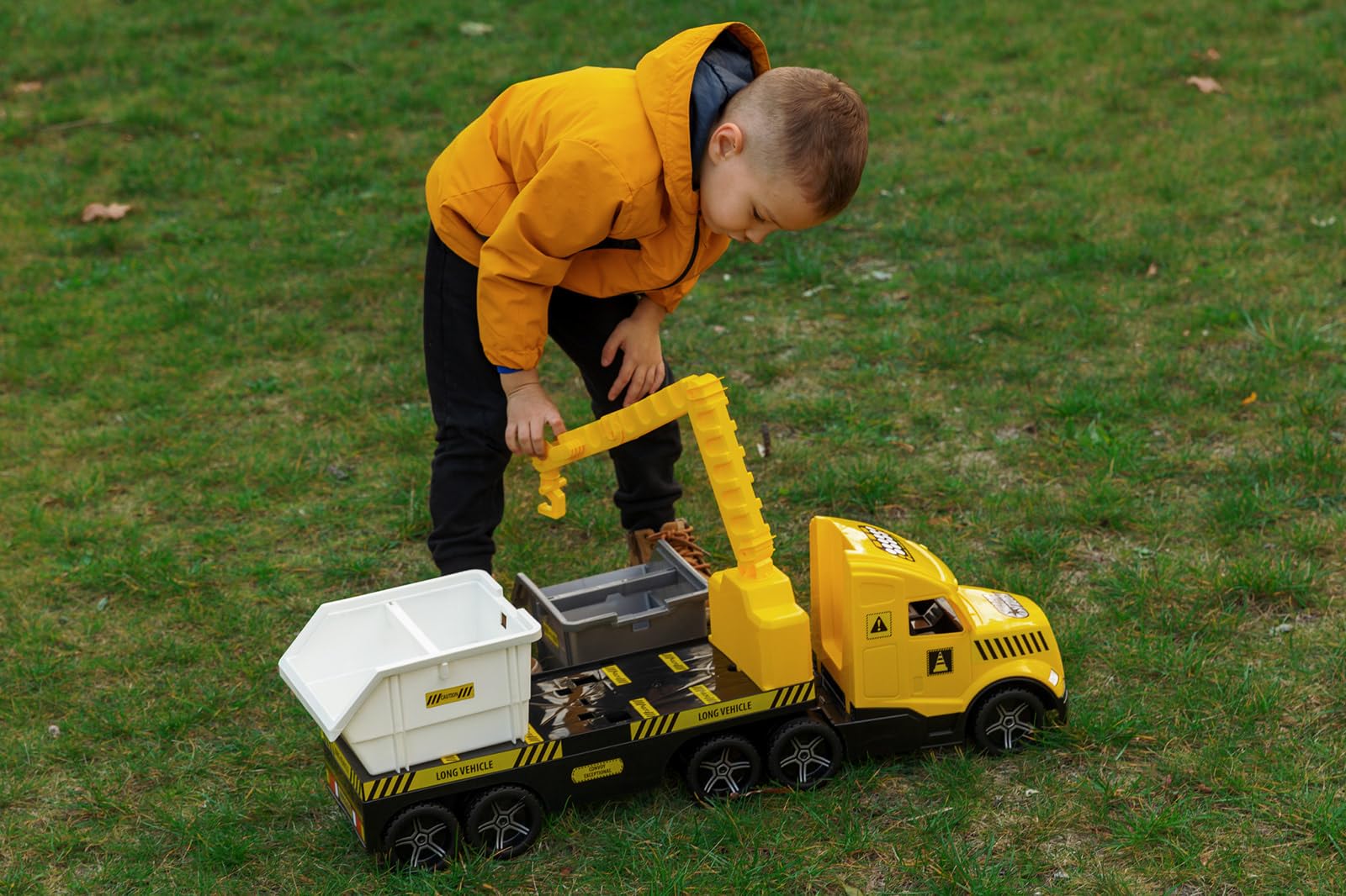 Wader 36471 - Magic Truck Tieflader mit Baucontainern, Kran, Absperrgittern und leuchtenden Scheinwerfern, Größe ca. 79 cm, für Kinder ab 3 Jahren, Geschenk für kreatives Spielen