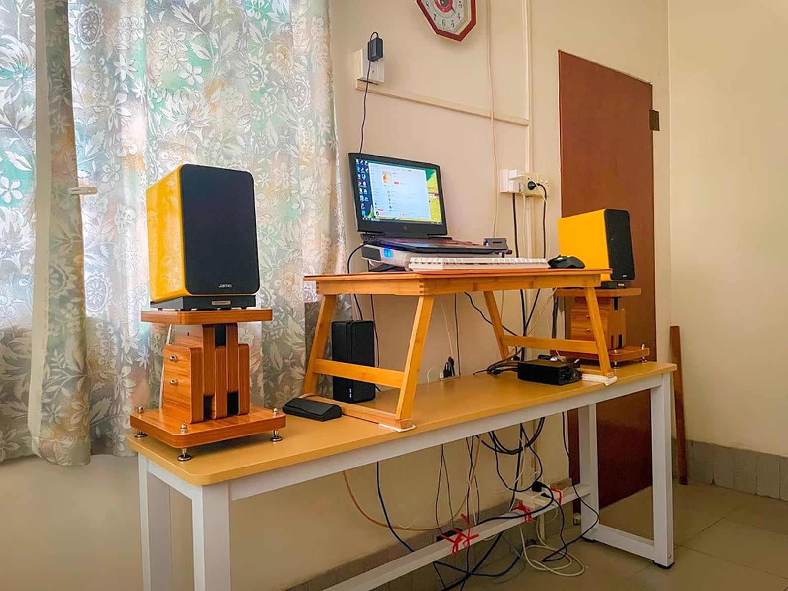 Drewniane stojaki na głośniki o regulowanej wysokości do konsoli stereo i multimediów - kompaktowa konstrukcja, stół meblowy podłogowy (52-87 cm)