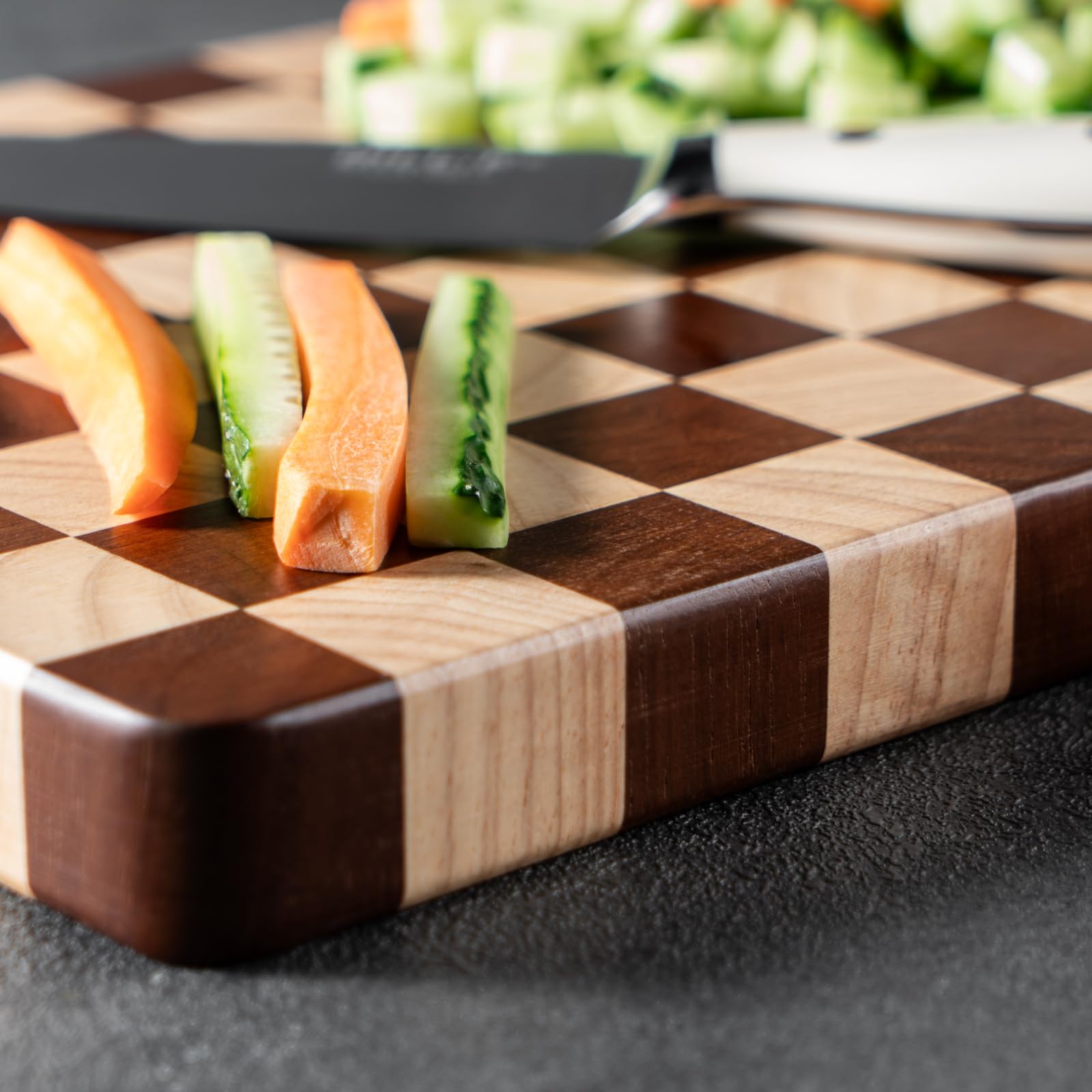 Bill.F - Tabla de cortar de madera, 36 x 24 x 2,5 cm, con patrón de tablero de ajedrez y asas laterales interiores, tabla de cortar ideal para cortar carne, cortar verduras, quesos y pan