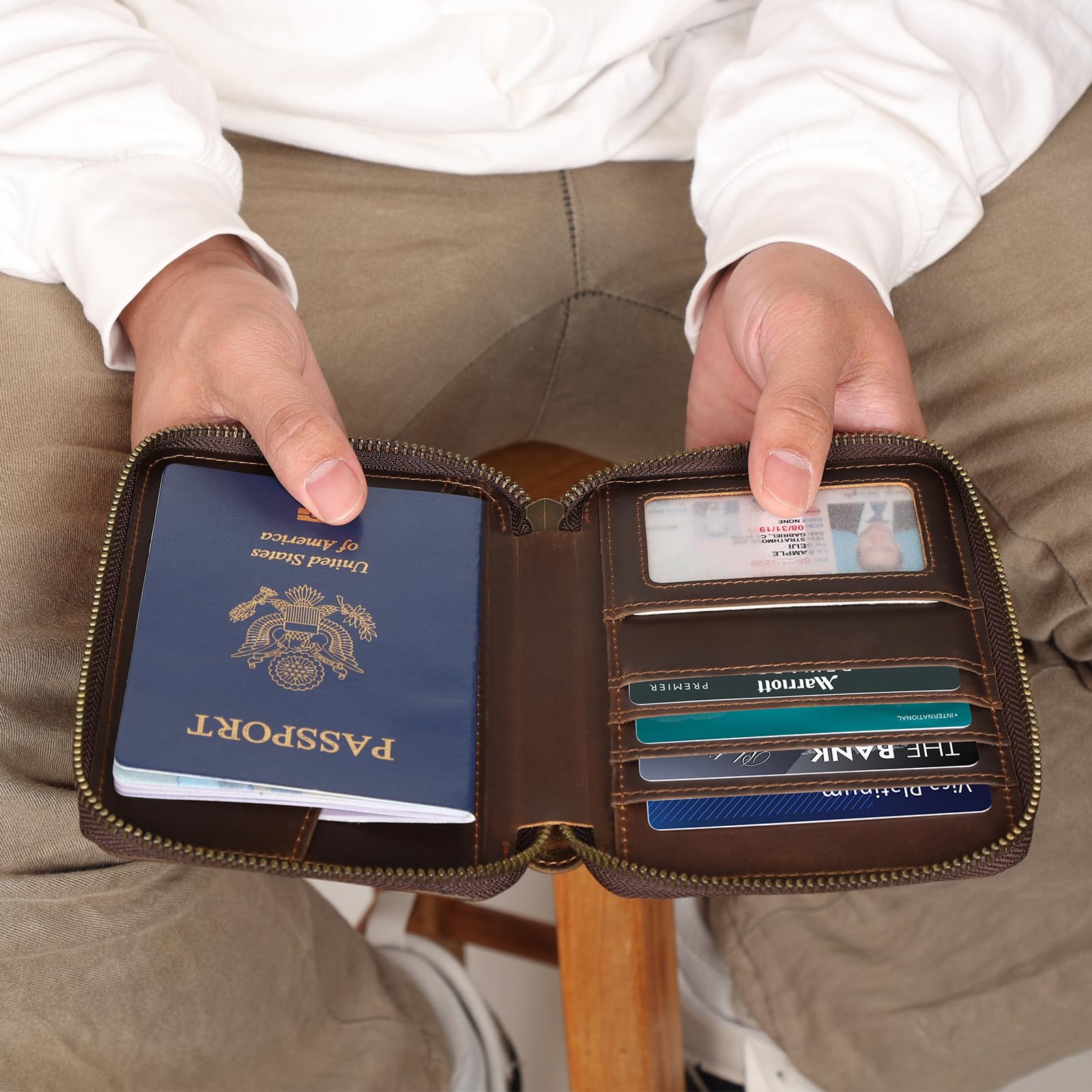 Polare - Cartera de Piel de Grano Completo para Pasaporte con Bloqueo RFID, Funda Plegable Suave con Cremallera YKK