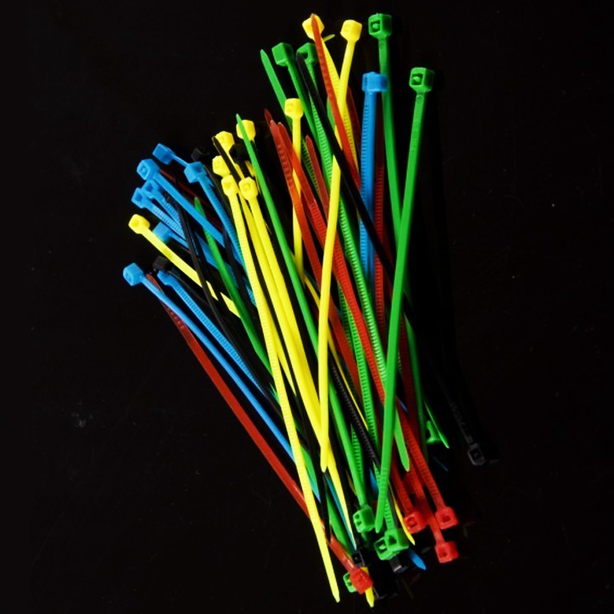 Bricoloco Lot de 400 serre-câbles en nylon colorés - Vert, jaune, rouge et bleu - Pinces de serrage en plastique multi-usages pour câble, jardin, tuyau (3, 3,6 x 200 mm)