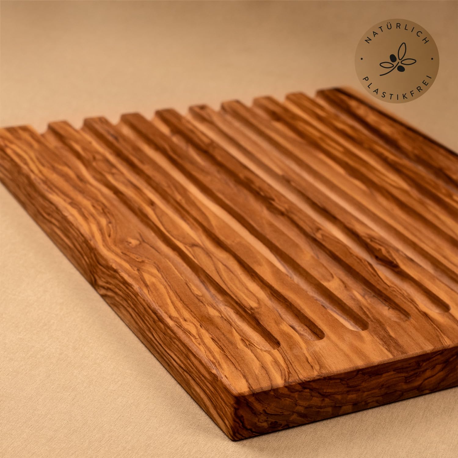 DAS OLIVENHOLZBRETT®Brotschneidebrett mit Rillen/Brett für Brot/40cm x30cm | aus Olivenholz aus einem Stück/mit gefrästen Rillen/einfache Reinigung/ fängt Krümel optimal auf