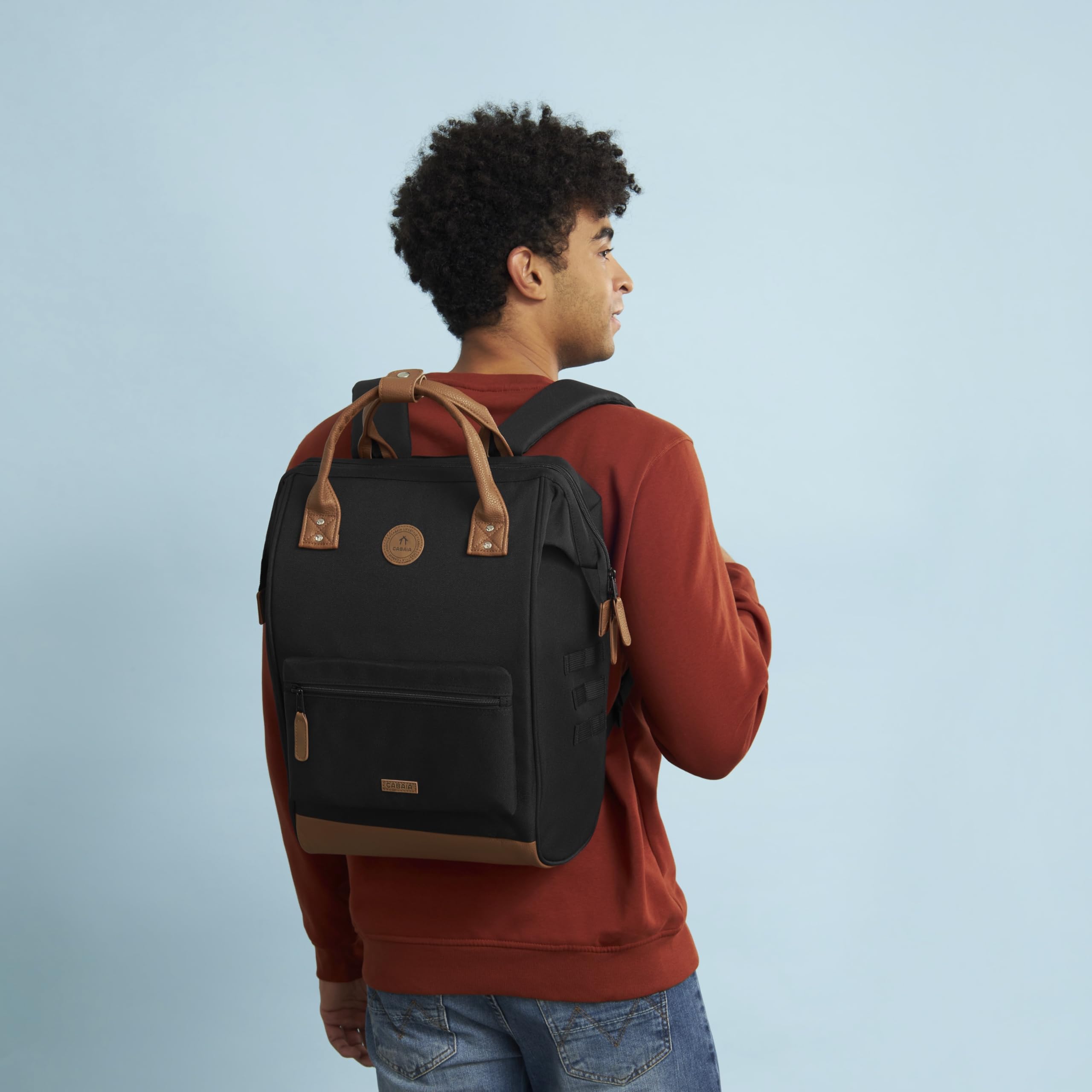 CABAIA - Sac à Dos Adventurer Cologne Medium 18L - Déperlant - Compartiment Ordinateur Portable 13" - 2 Poches - Certifié Vegan - Sac Voyage, Affaires, École pour Homme et Femme - Noir