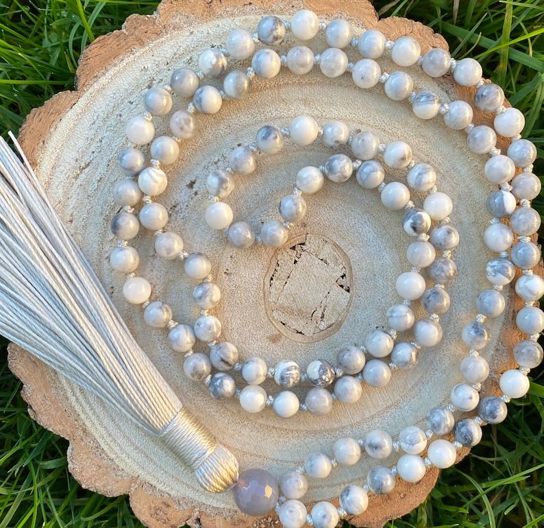 Cuentas Mala de piedra de ágata gris y howlita, collar de 108 mala, nudo mala, collar WWG, joyería de yoga, cuentas de meditación, joyería espiritual, joyería bohemia, 34inch, Gema