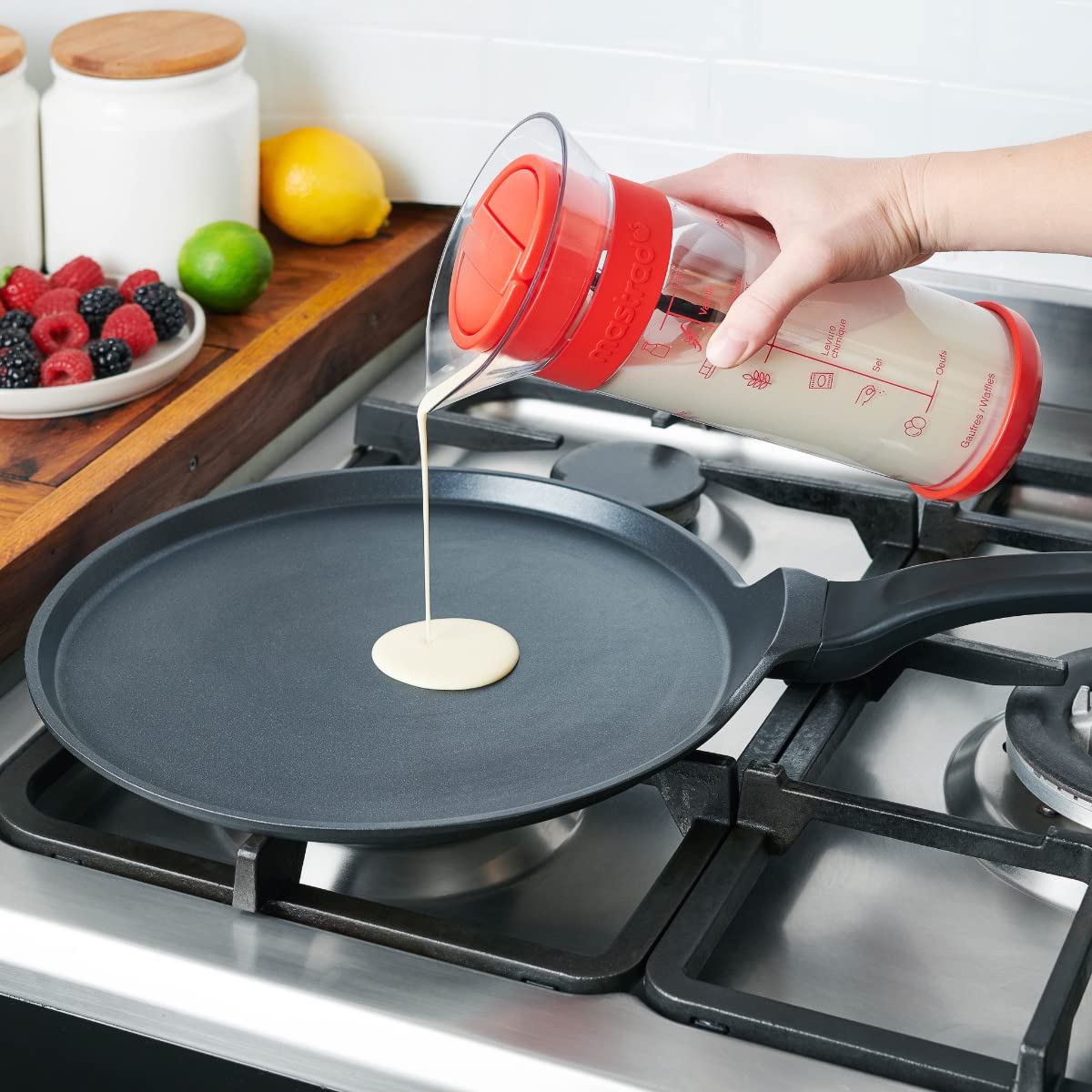 Mastrad - TWIST’N’MIX Mélangeur Pâte À Crêpes - 700 ml – Shaker Manuel Sans Électricité – Recettes Intégrées – Graduation ml/oz – Bec Verseur – Rouge