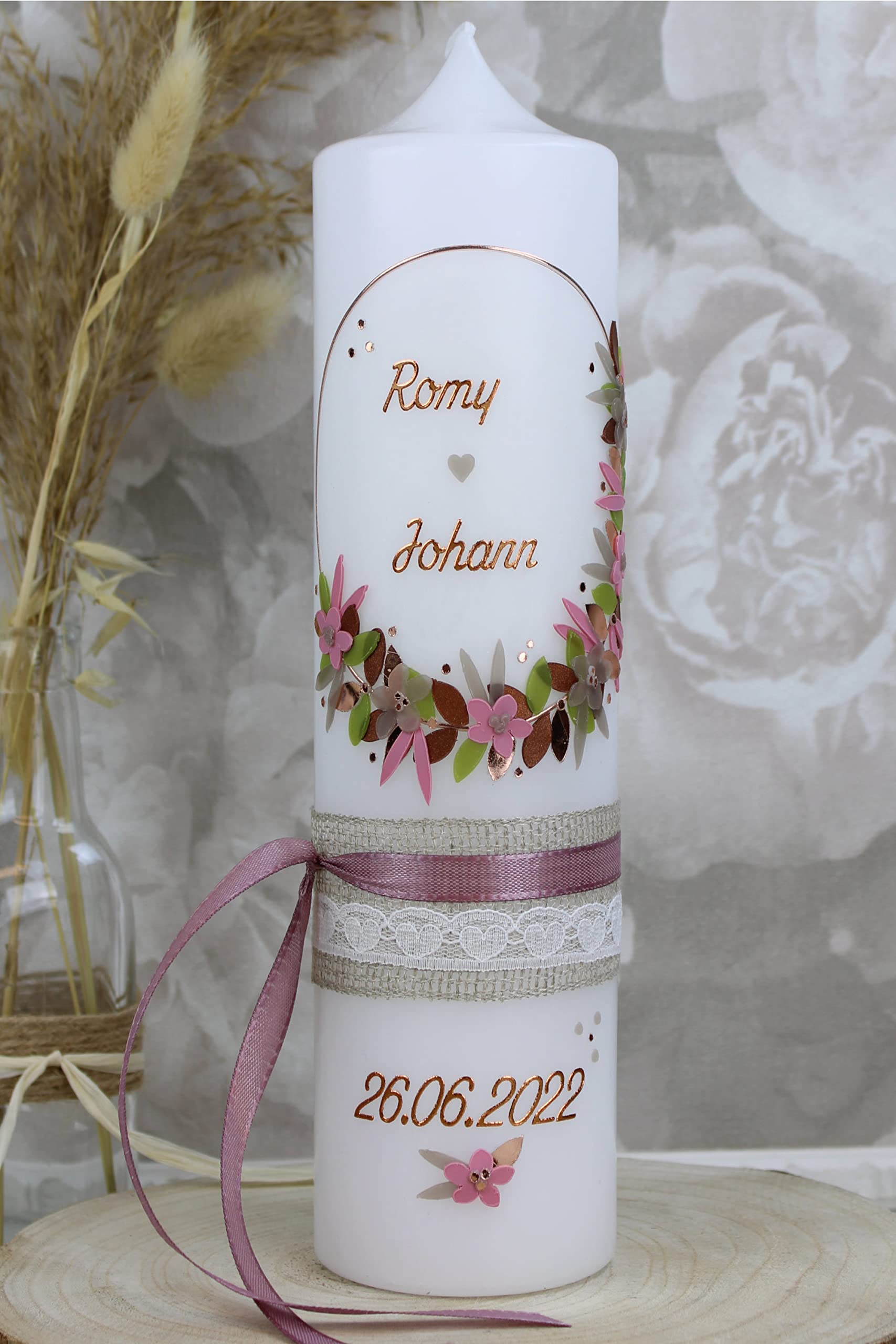 Hochzeitskerze Romy und Johann mit Namen und Datum, individuell, handverziert 1545