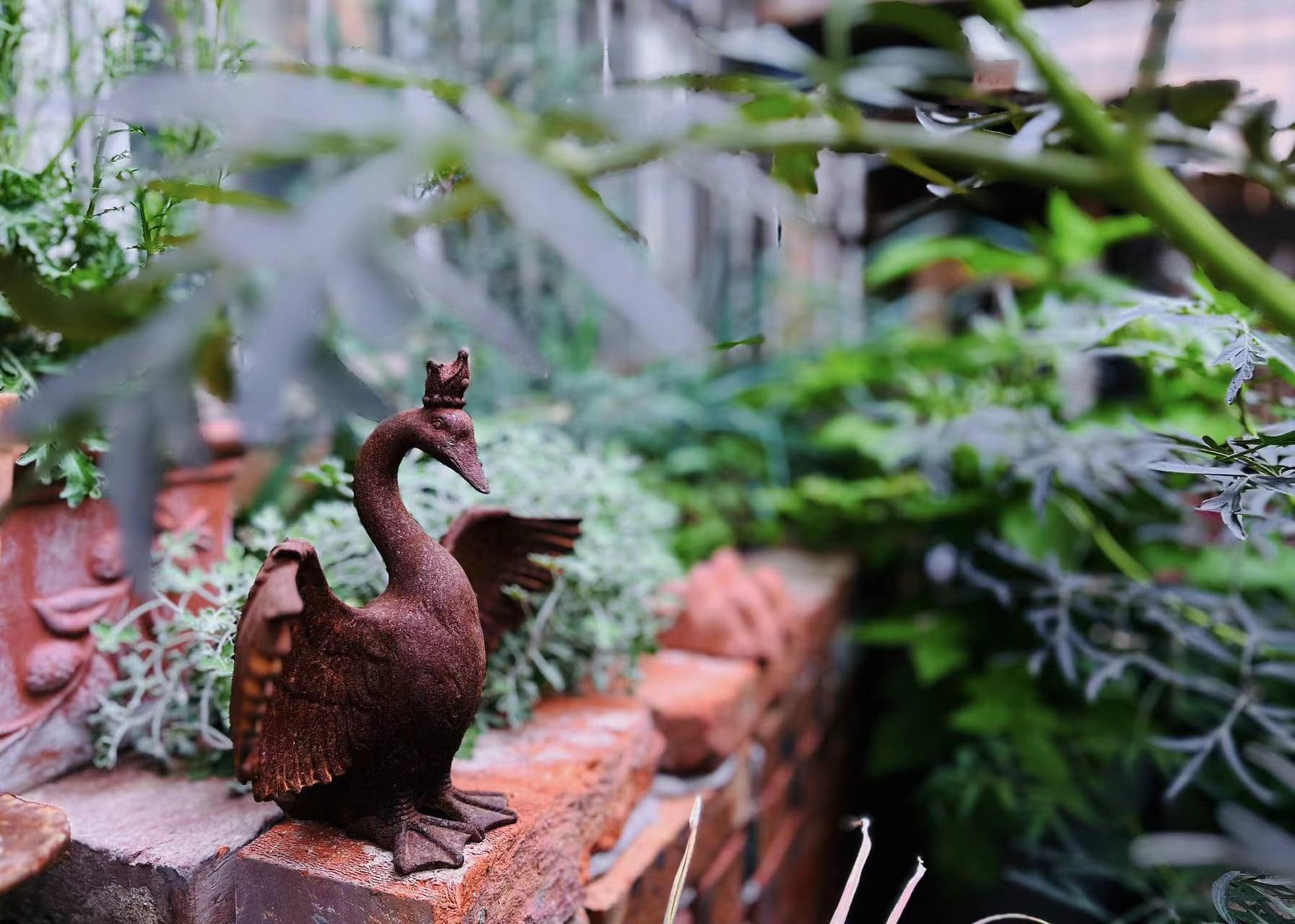 Rustykalna żeliwna gęś z koroną, rustykalna figurka zwierzęca, styl vintage, dekoracyjna statuetka do ogrodu i domu, na taras, trawnik i grządkę kwiatową