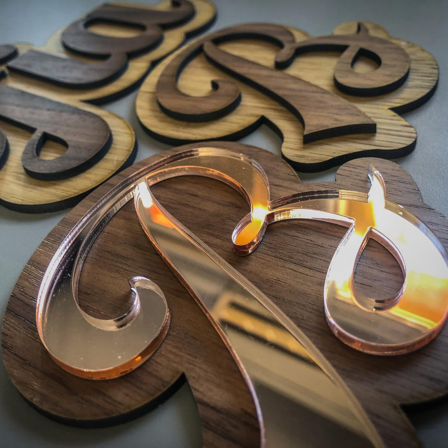 Prénom Pour Porte De Chambre Personnalisable - Nom D'Enfant À Personnaliser Adhésivé - Plaque En Bois & Troglass Miroir Lettres Découpées (LUXE) (Fond Chêne & Prénom Miroir ROSE)