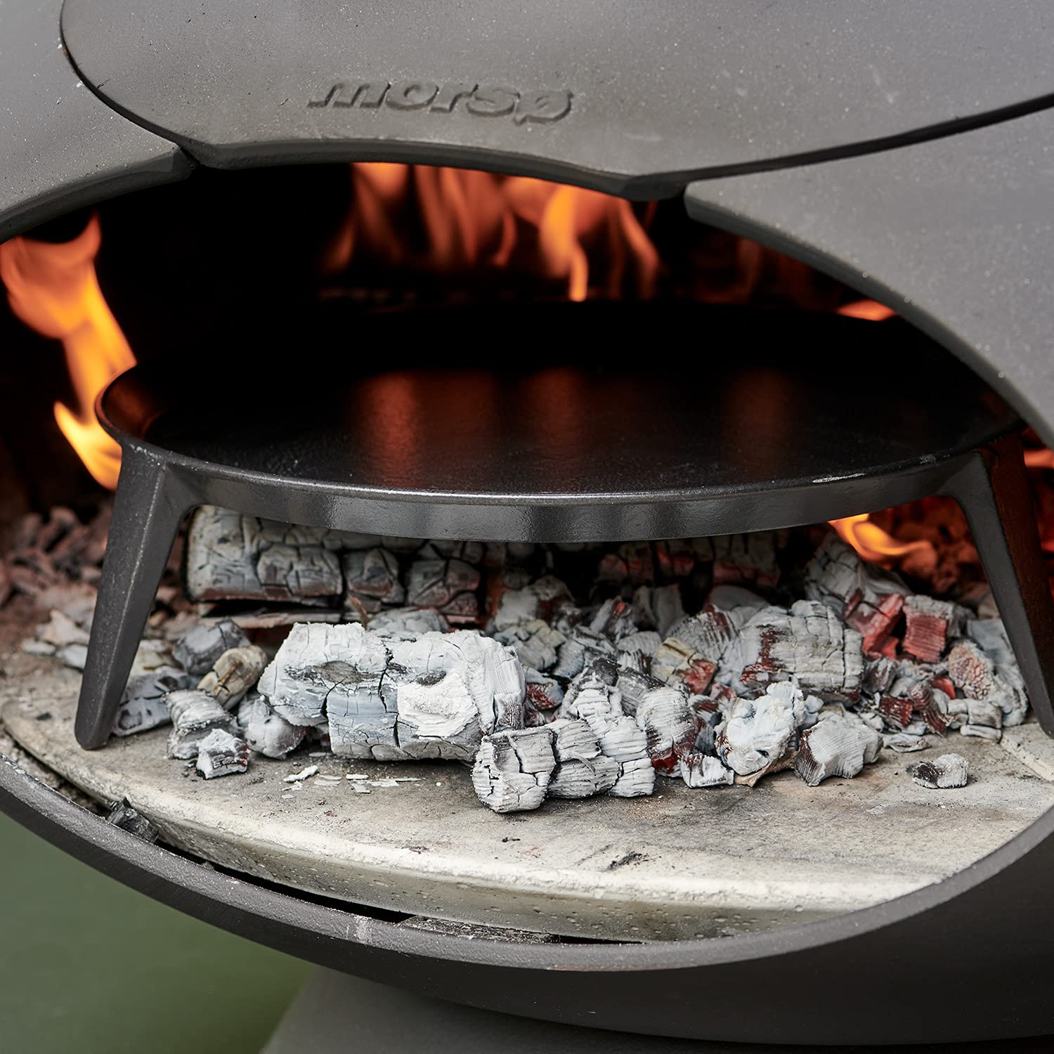 Morsø Tuscan Plancha – Plaque de cuisson en fonte pour barbecue à gaz, four extérieur et barbecue à charbon, design épuré, Ø 32,5 cm, noir