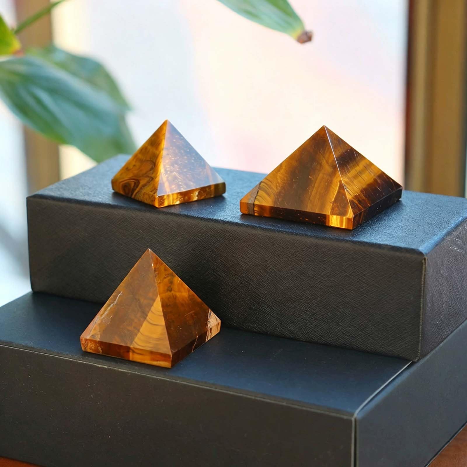 Gelber Tigerauge-Pyramidenkristall zur Meditation