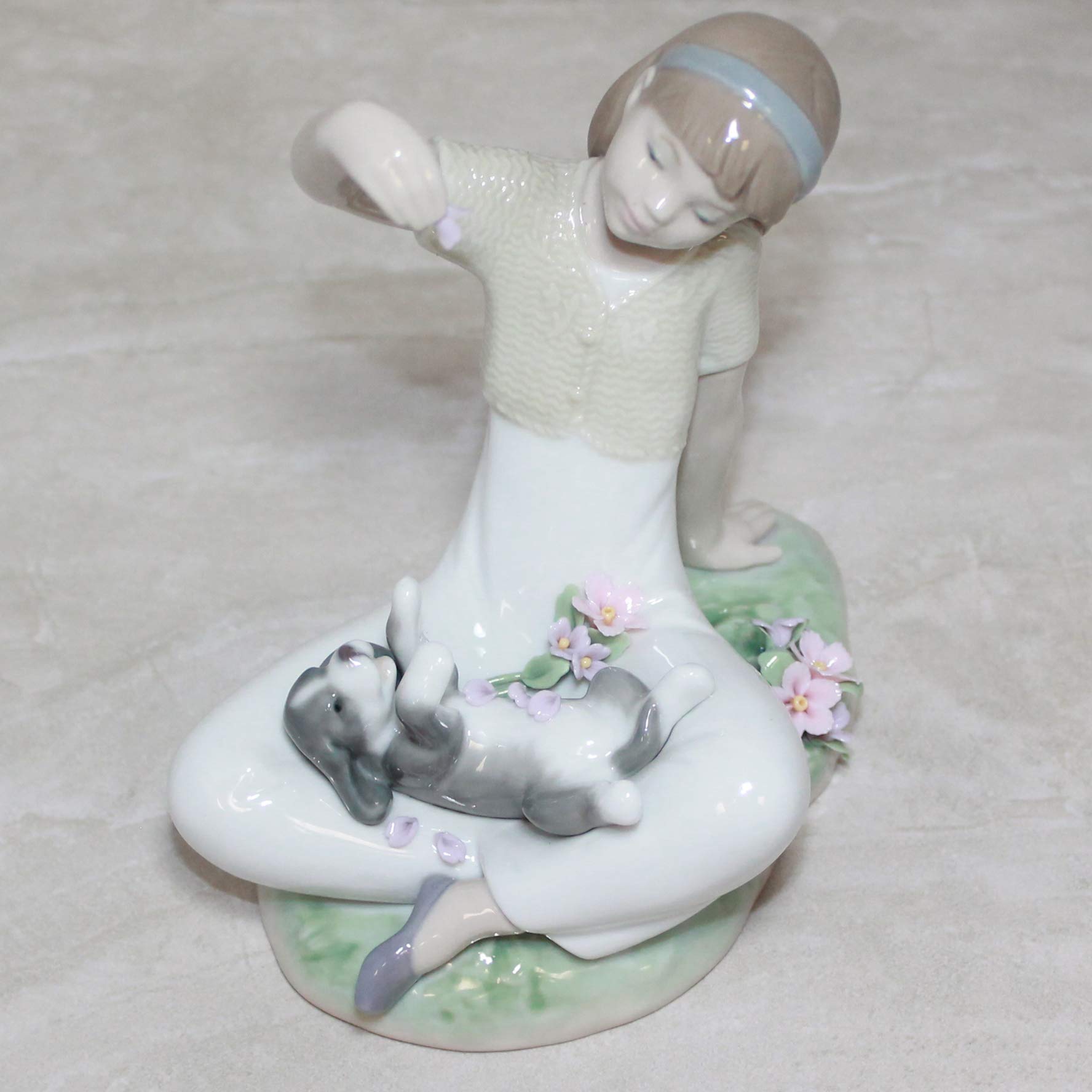 リヤドロ LLADRO PLAYTIME WITH PETALS 犬と少女 Amazon.com: Lladro Playtime with Petals 07711 Privilege