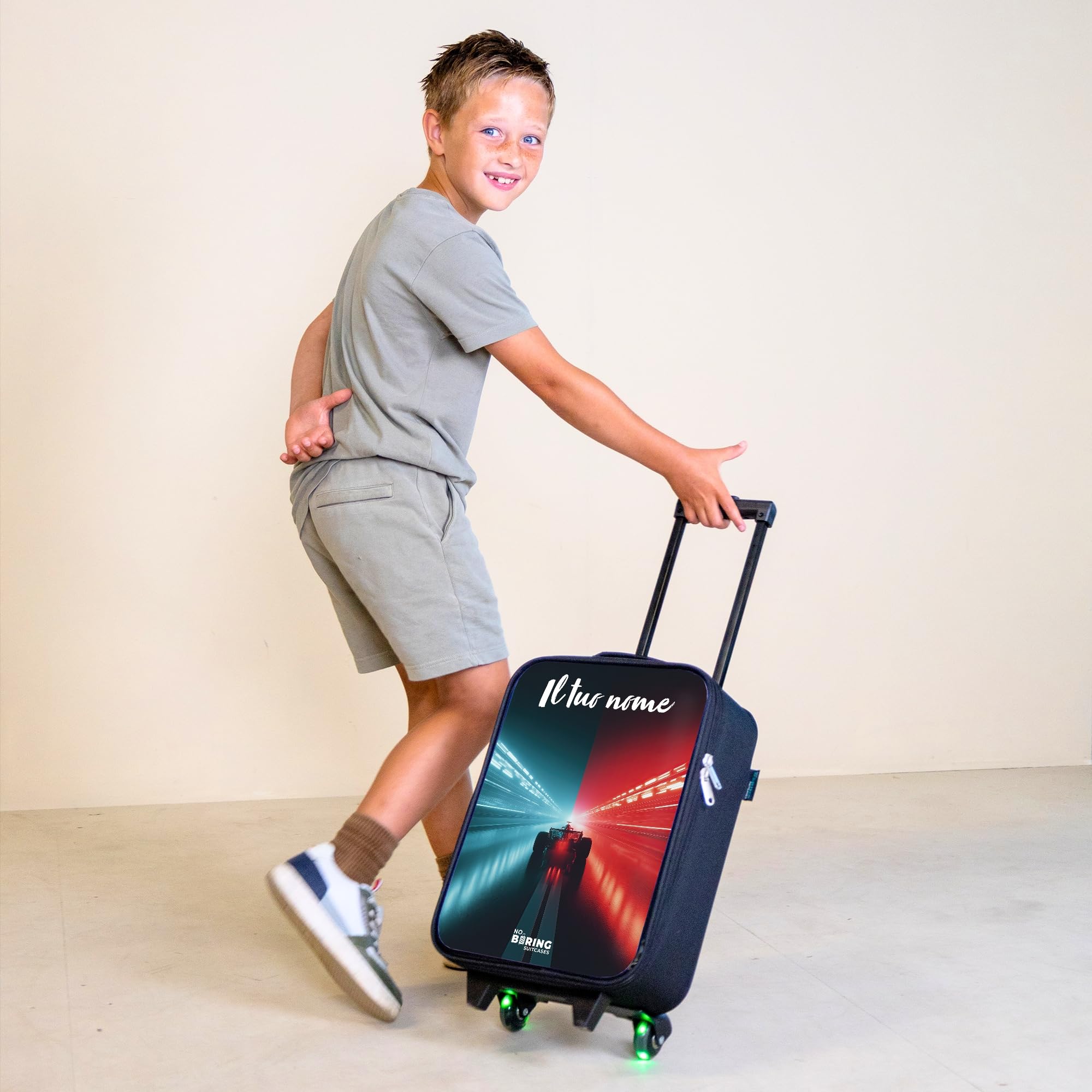 NoBoringSuitcases© Valigia Per Bambini Personalizzato Con Un Nome Bagaglio | 48x31x19 cm - Ultraleggero Trolley A Mano Rigidi LED Ruote Da Viaggio - Ragazzo - Auto corsa - Illuminazione - Neon