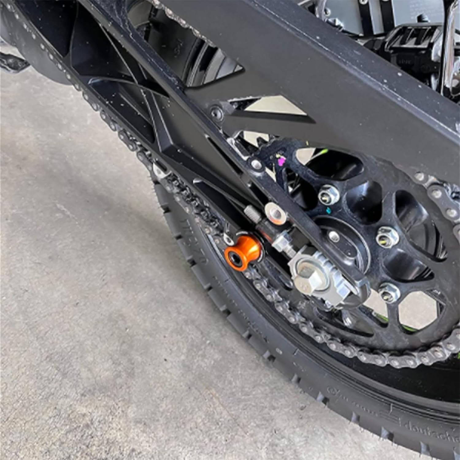 2pcs M10 Nottolini Cavalletto Moto Accessori per 390 790 890 990 1050 1090 1190 1290 Adventure accessori moto Forcellone Posteriore Cavalletto Appoggi Per 690 SMC 690 SMC-R (Arancione)