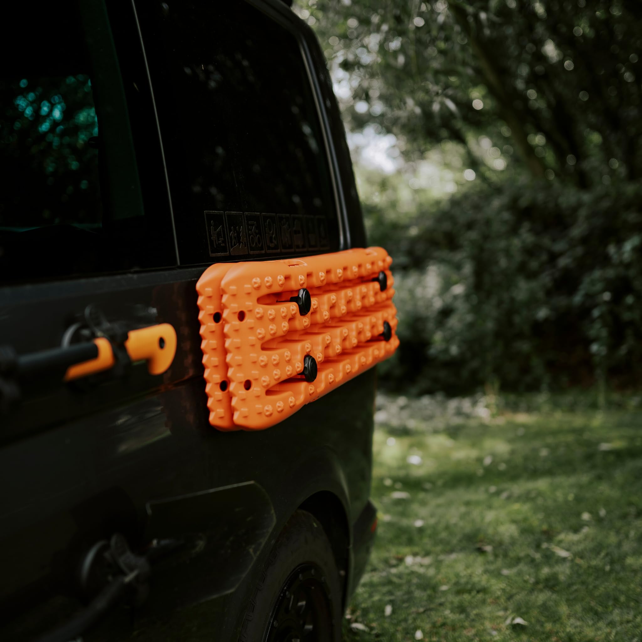 Campnetic Sandboards mit magnetischer Halterung - Orange | Sandbleche ohne bohren, starke Magnethalterung, Einfaches Anbringen, 4x 56kg Haftkraft, Offroad Zubehör, Anfahrhilfe Schnee