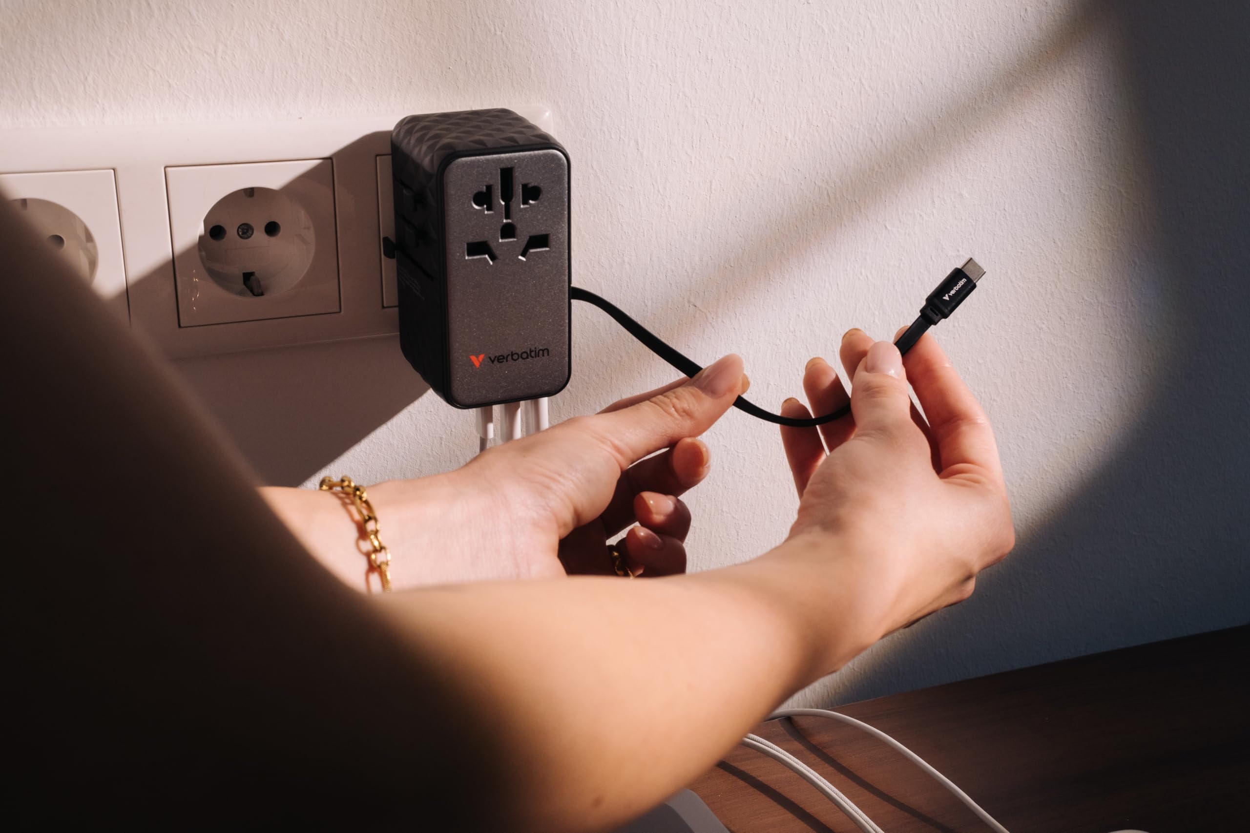 Verbatim GaN uniwersalny adapter podróżny z wbudowanym kablem USB C, 85 W, adapter z 1 gniazdem USB-A i 3 portami USB-C, szybka ładowarka do laptopa, telefonu komórkowego, aparatu, do zastosowania na