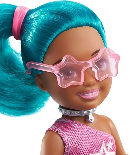 Miniatura 3 de Barbie Chelsea Can Be Playset con muñeca Chelsea Rockstar Brunette (6 pulgadas), guitarra, micrófono, auriculares, 2 entradas VIP, gafas en forma de