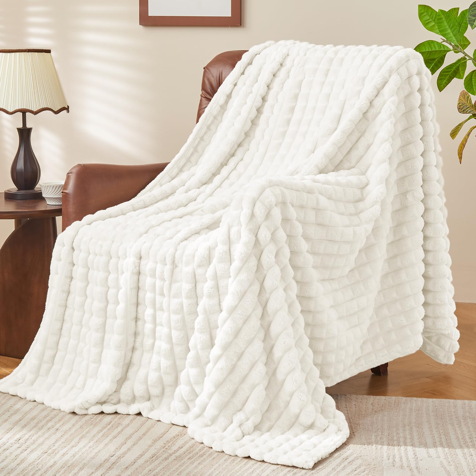 BEDELITE Kuscheldecke Flauschig Decke Klein - weiche Flanell Decken Creme Weiß 125x150 für Sofa, Deko Kariert Fleecedecke Weiss als Sofaüberwurf für Wohnzimmer, Throw Blanket Wide Use